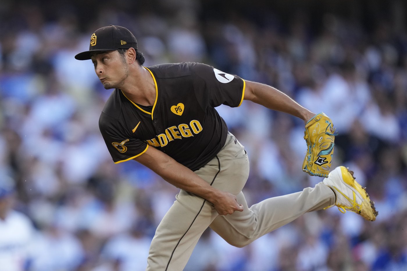 Dodger Stadium fans toss balls and trash on field, interrupt Padres' 10-2 win that evens NLDS | iNFOnews.ca