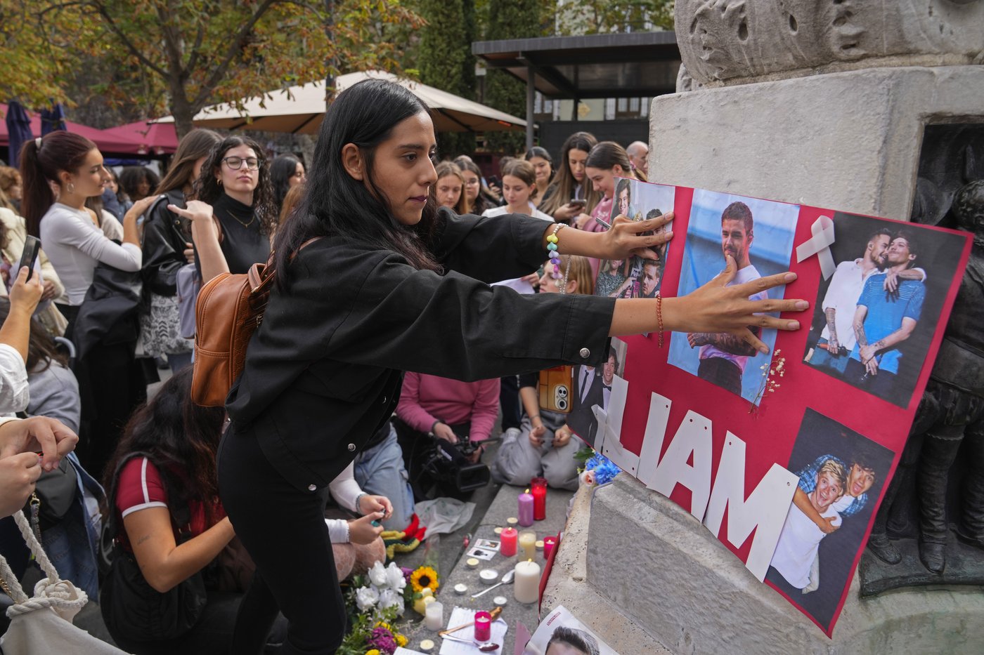 Directioners mourning singer Liam Payne leave tributes in London and other cities | iNFOnews.ca
