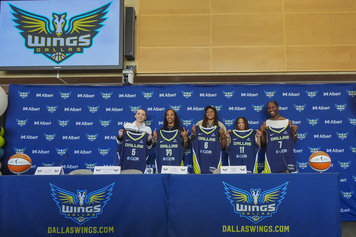 Paige Bueckers dons cowboy hat in Big D as WNBA No. 1 overall pick formally introduced by Wings | iNFOnews.ca Paige Bueckers dons cowboy hat in Big D as WNBA No. 1 overall pick formally introduced by Wings | iNFOnews.ca
