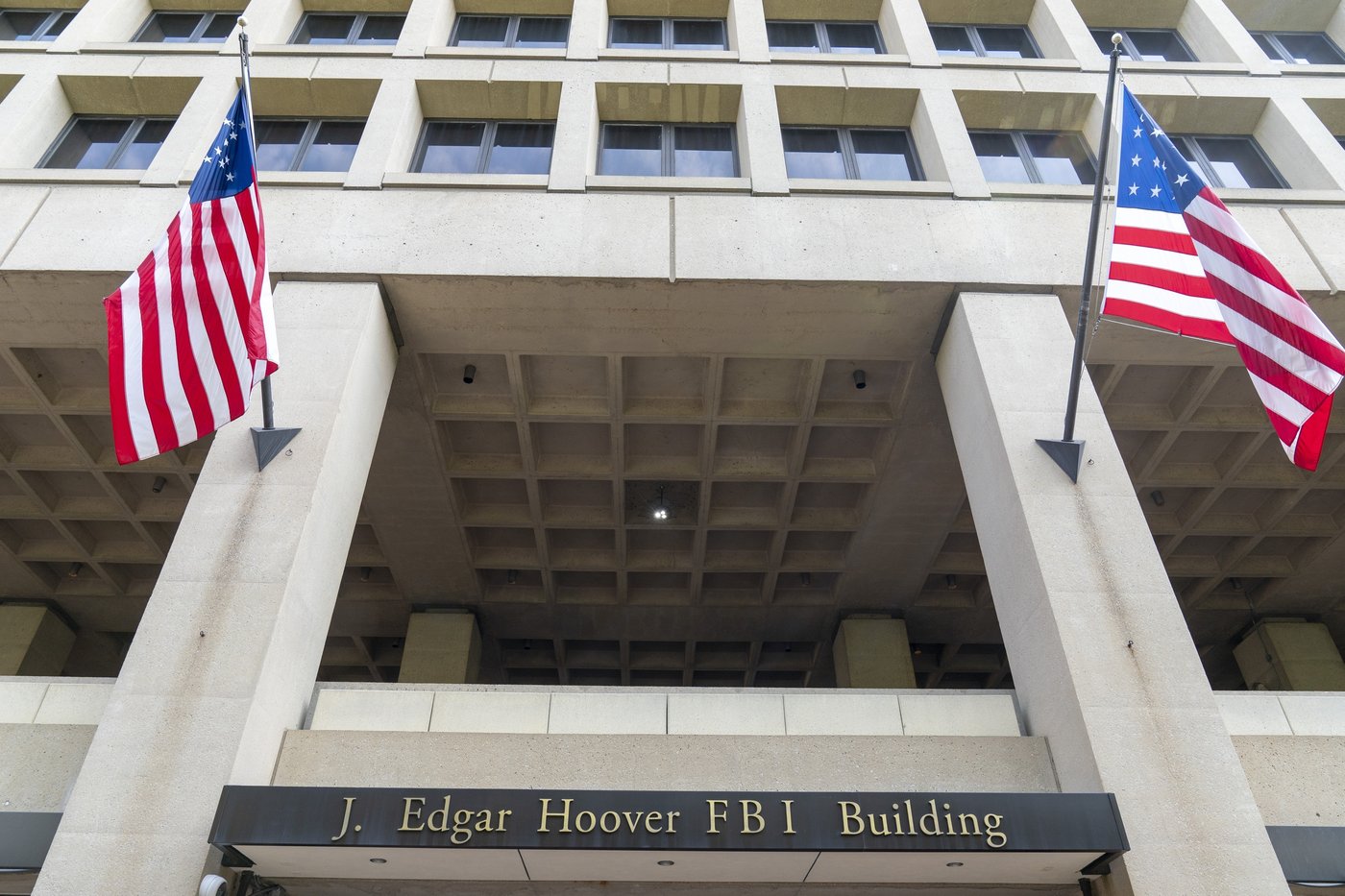 FBI agent who has criticized the bureau arrested on charges of sharing confidential information | iNFOnews.ca