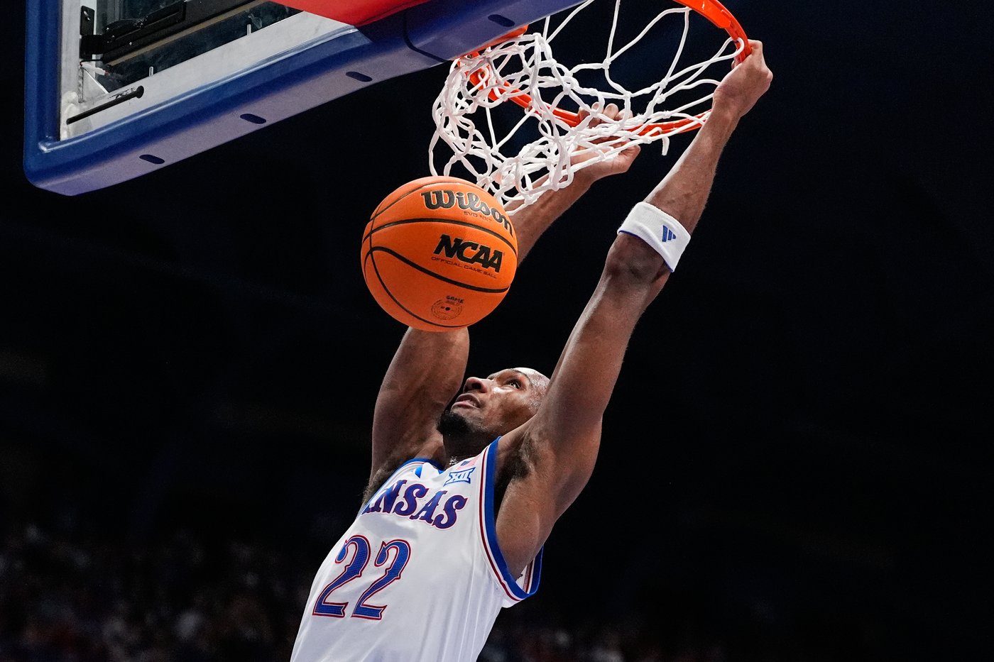 Freshman Darryn Peterson impresses with 21 points in 22 minutes in win for No. 19 Kansas | iNFOnews.ca