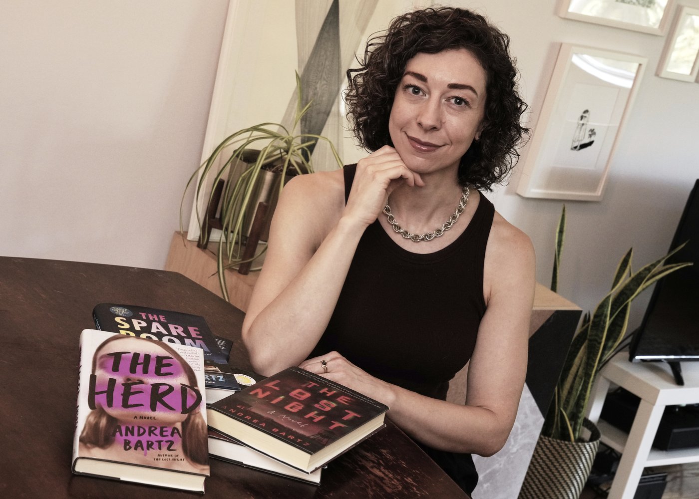 Anthropic to pay authors $1.5 billion to settle lawsuit over pirated books used to train AI chatbots | iNFOnews.ca