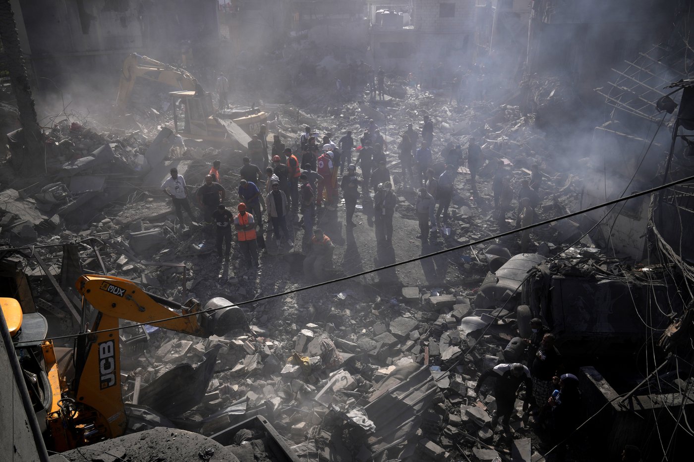 Desperation amid search for survivors of an airstrike on a crowded area near major Beirut hospital | iNFOnews.ca