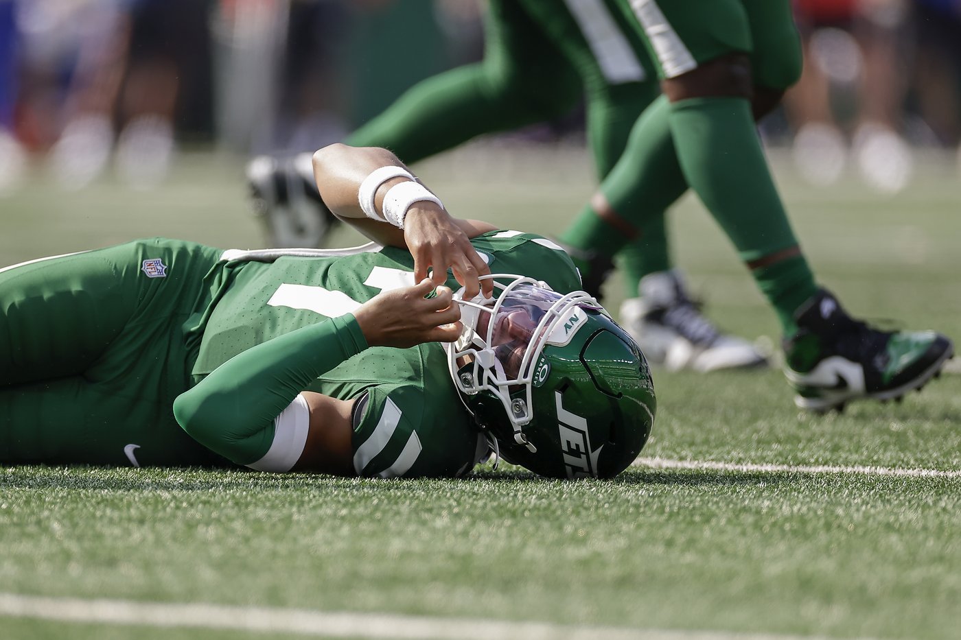 Jets QB Justin Fields leaves game vs. Bills with a concussion | iNFOnews.ca