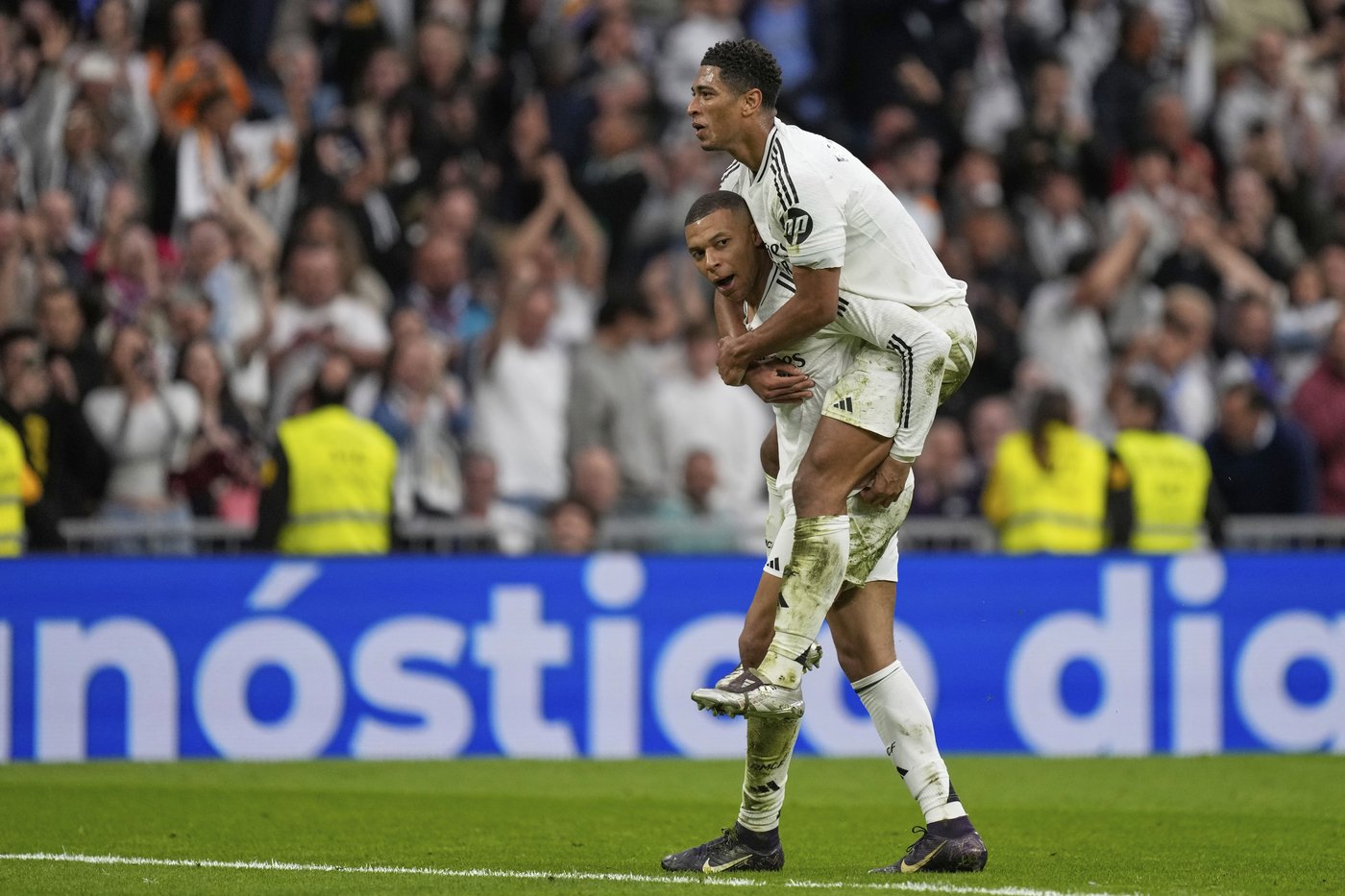 Mbappé scores twice and Madrid wins again to trail Barcelona by 4 points ahead of 'clasico' | iNFOnews.ca Mbappé scores twice and Madrid wins again to trail Barcelona by 4 points ahead of 'clasico' | iNFOnews.ca