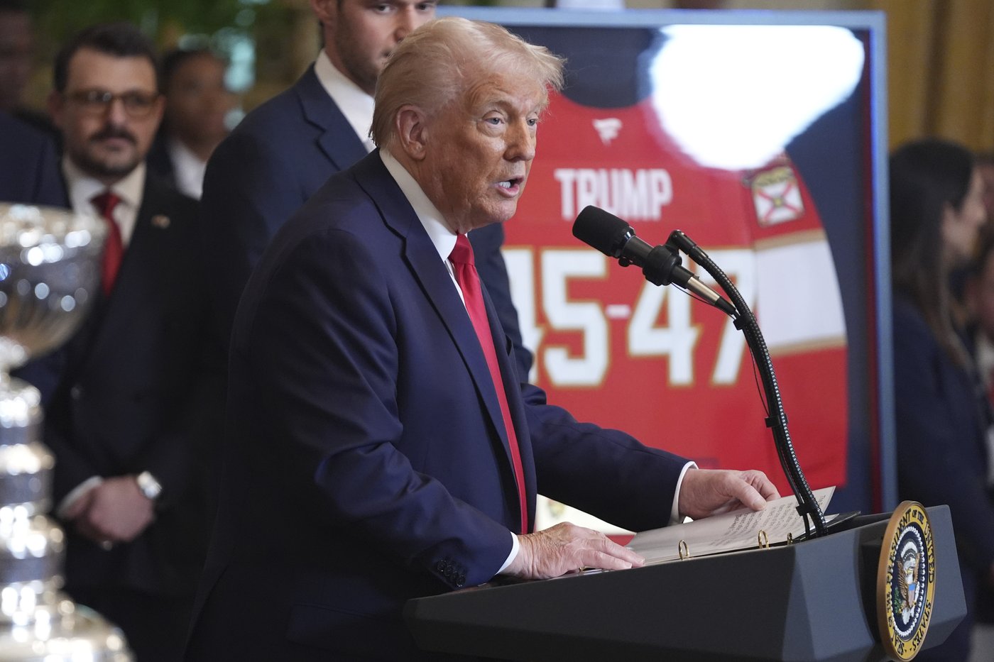 Trump sticks to hockey, avoids tariff talks during Stanley Cup champion Florida Panthers' visit | iNFOnews.ca