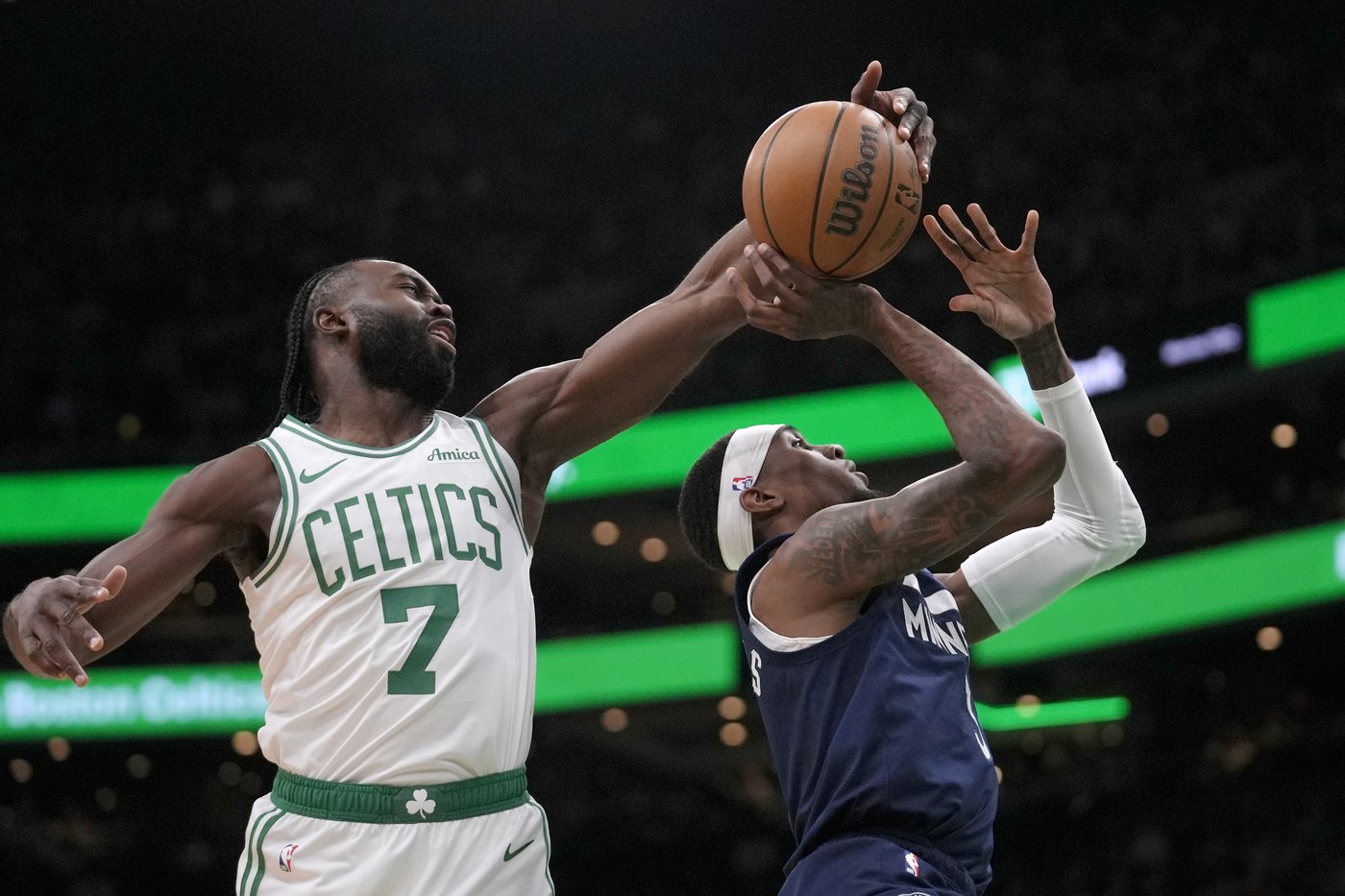 Jaylen Brown scores 29 points before Celtics beat Timberwolves 107-105 with late defensive stand | iNFOnews.ca