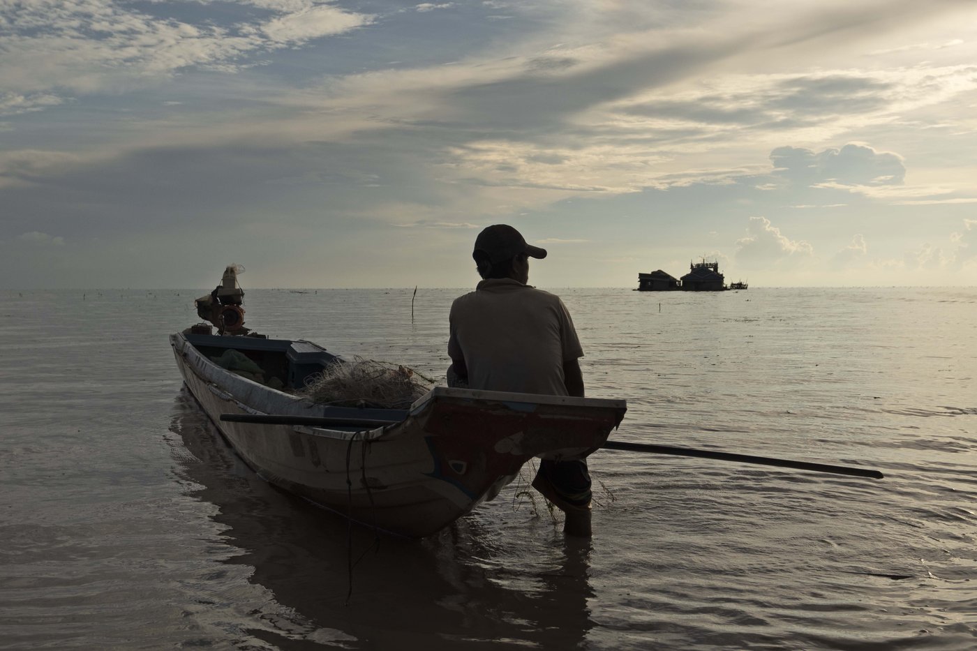 Cambodian fishermen turn to raising eels as Tonle Sap lake runs out of fish | iNFOnews.ca