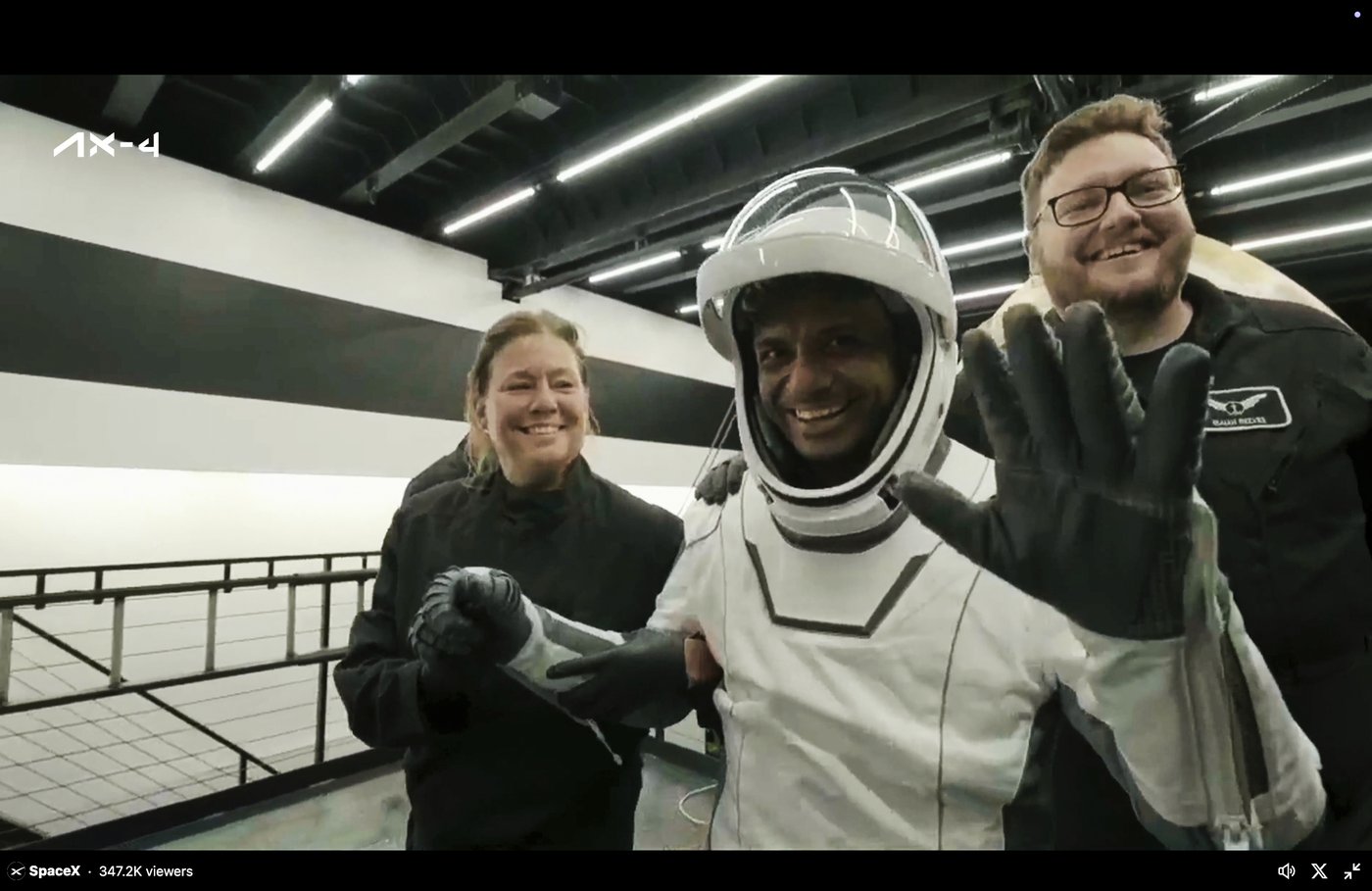 Private spaceflight ends with a Pacific splashdown for astronauts from India, Poland and Hungary | iNFOnews.ca Private spaceflight ends with a Pacific splashdown for astronauts from India, Poland and Hungary | iNFOnews.ca