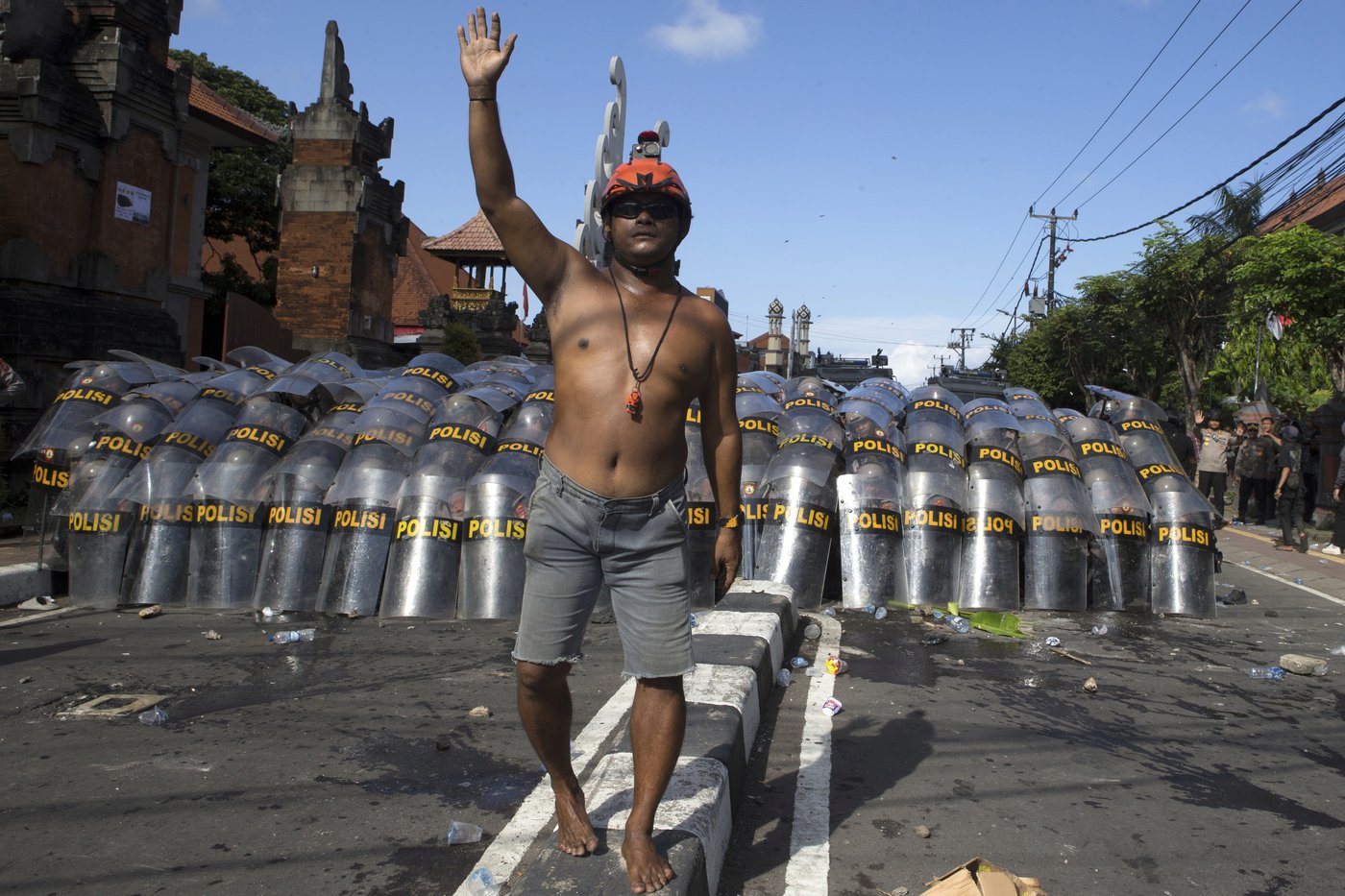 Photos of violent clashes between riot police and protesters in Indonesia | iNFOnews.ca