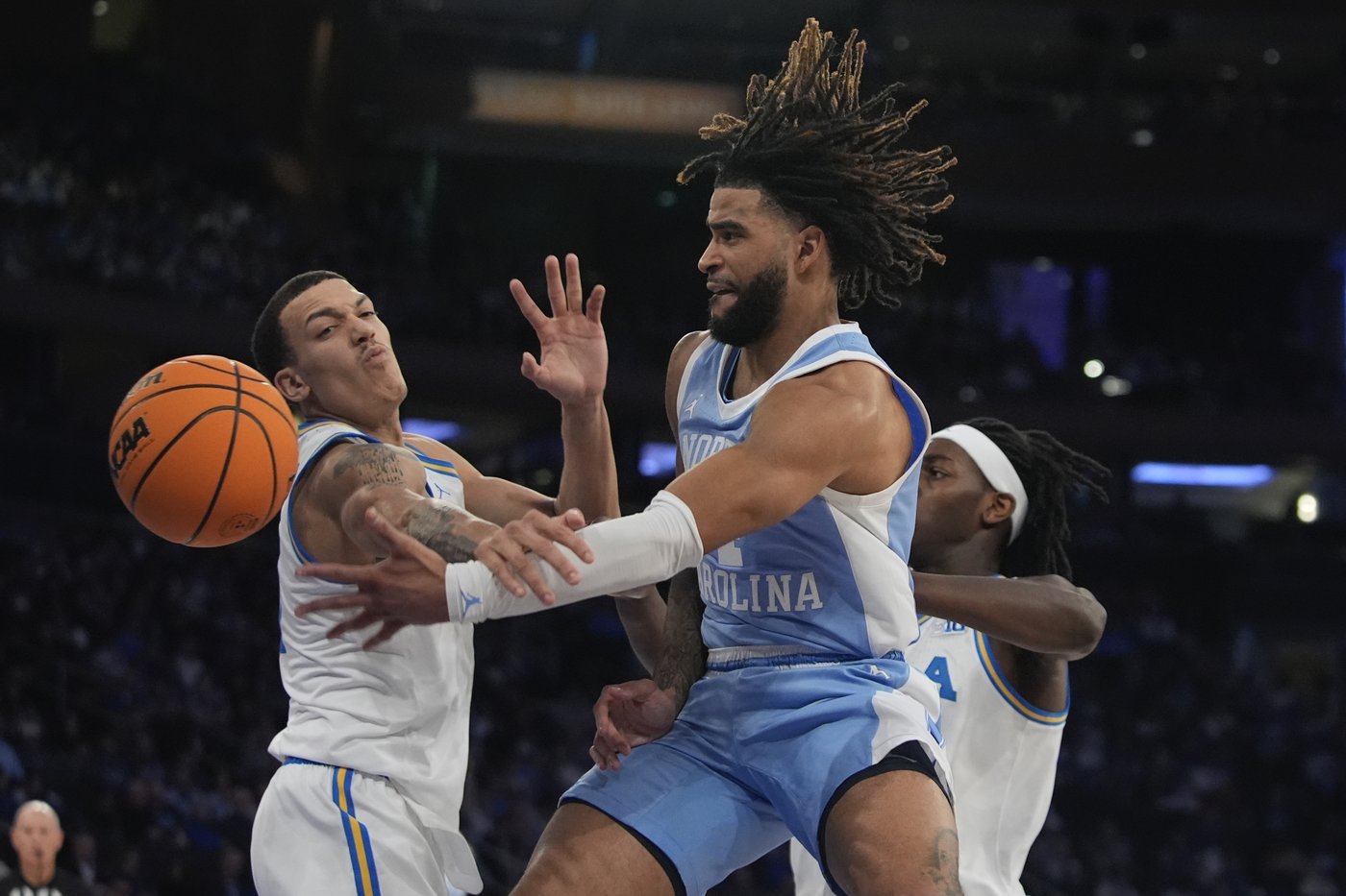 RJ Davis rallies North Carolina past No. 18 UCLA 76-74 in CBS Sports Classic | iNFOnews.ca