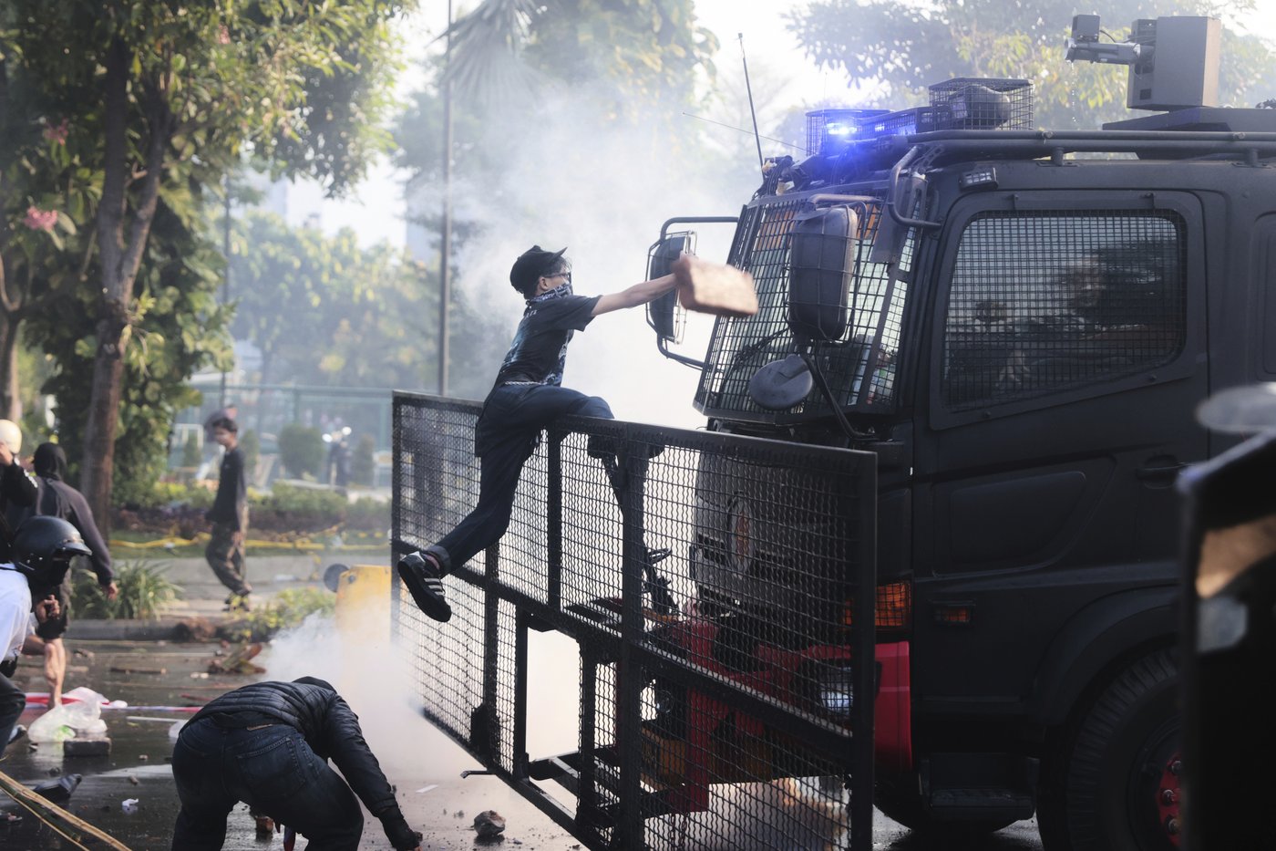 Photos of violent clashes between riot police and protesters in Indonesia | iNFOnews.ca