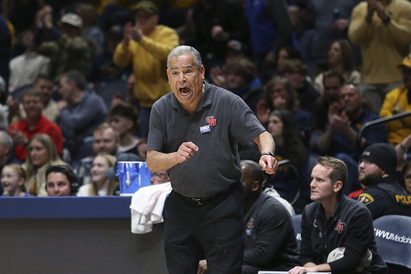 Strength-sapping defense fuels No. 6 Houston's 13-game winning streak | iNFOnews.ca