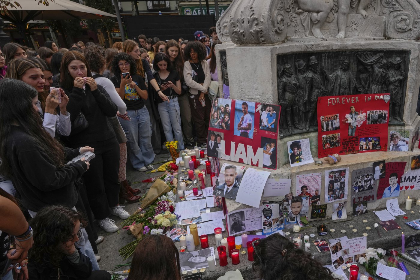 Directioners mourning singer Liam Payne leave tributes in London and other cities | iNFOnews.ca