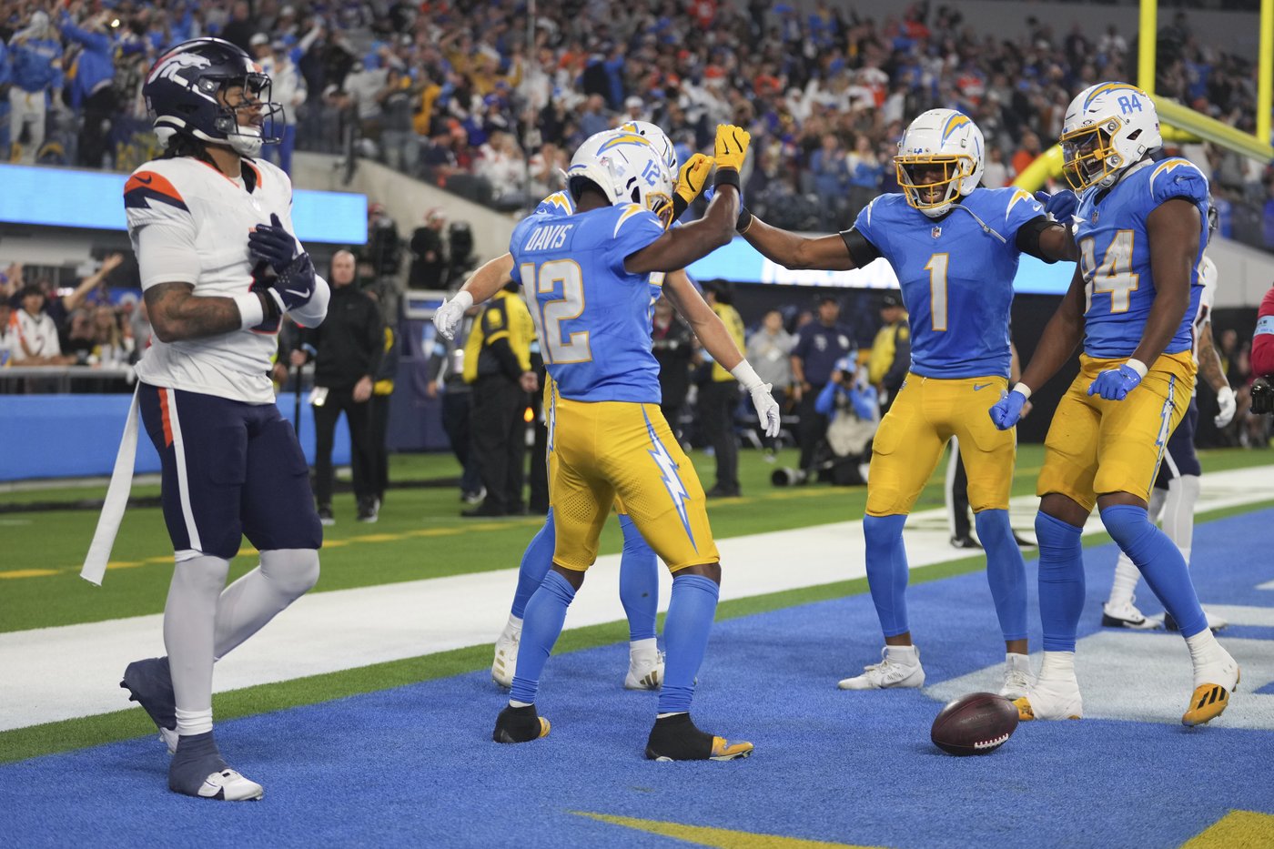 Halftime speech by Derwin James could be key to a late-season push by the Chargers | iNFOnews.ca