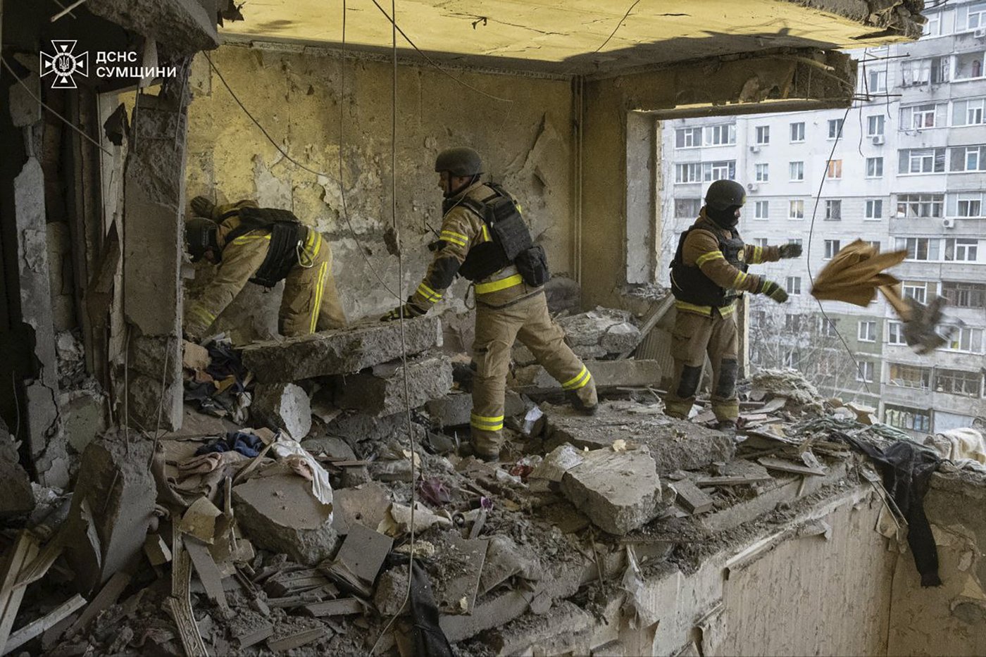 A Russian drone strikes an apartment building in Ukraine, killing at least 6 | iNFOnews.ca