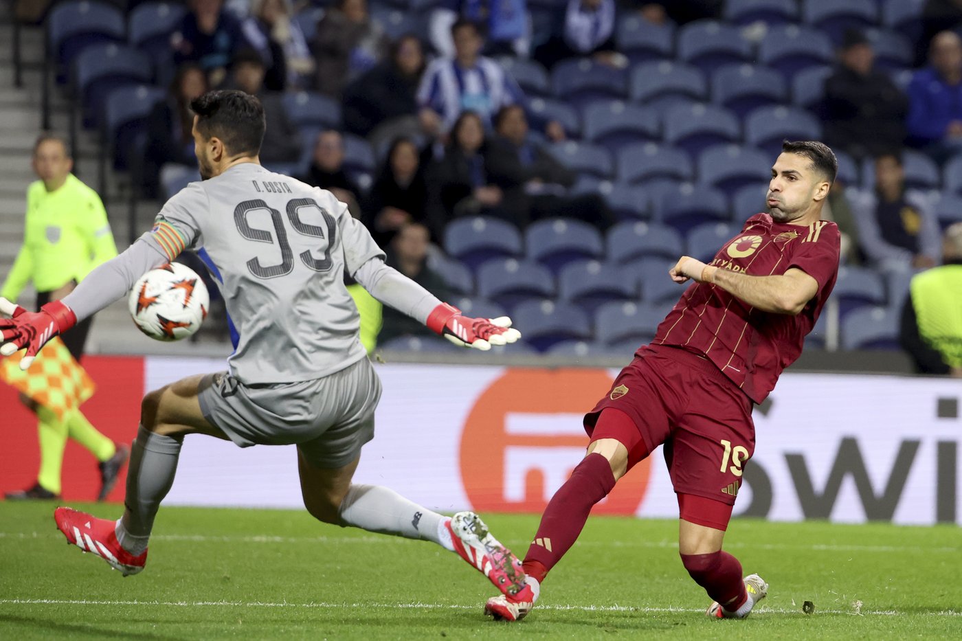 Mourinho's Fenerbahce beats Anderlecht 3-0 in Europa League playoff. Porto and Roma draw 1-1 | iNFOnews.ca