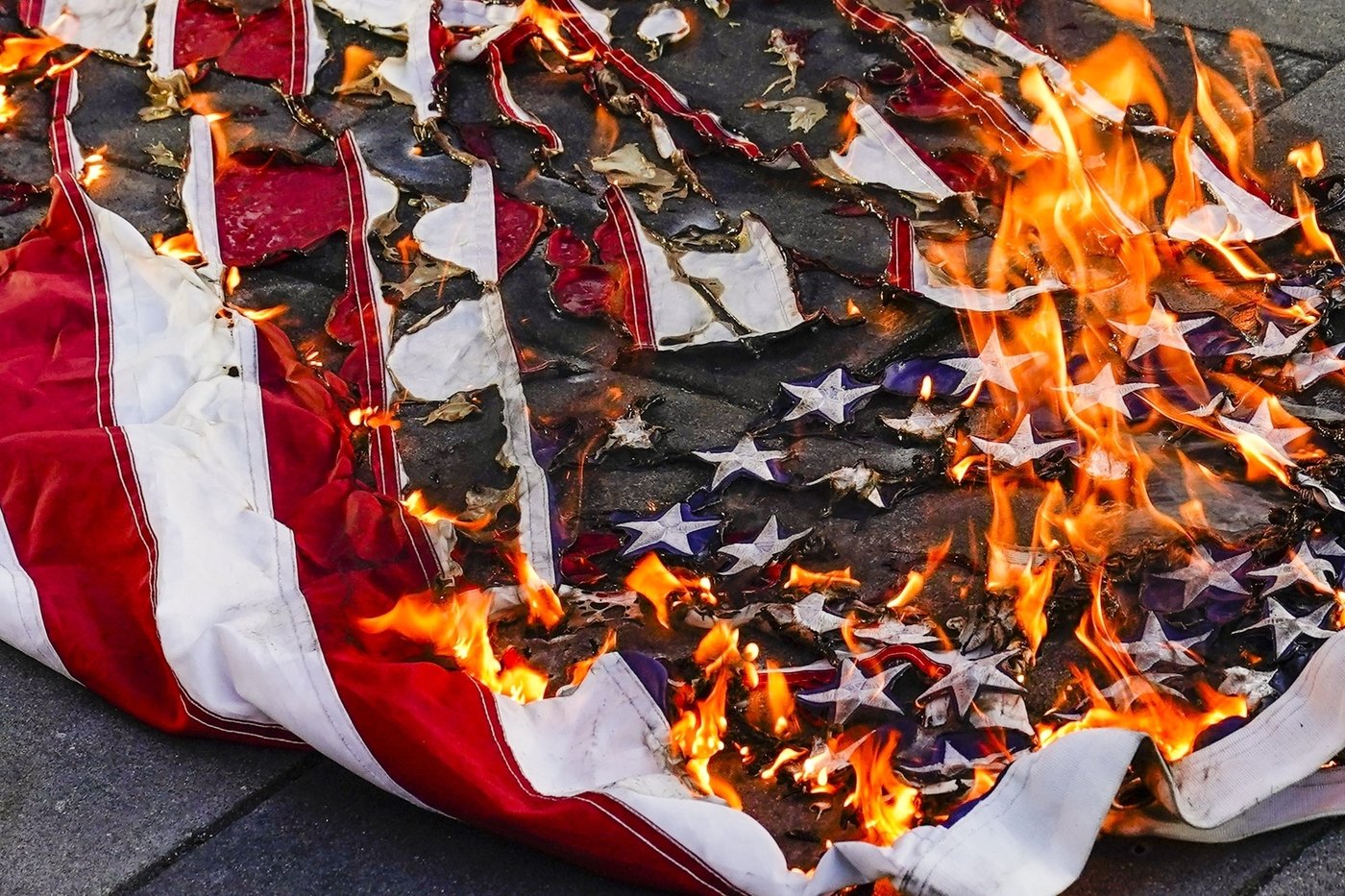 Trump moves to ban flag burning despite Supreme Court ruling that Constitution allows it | iNFOnews.ca Trump moves to ban flag burning despite Supreme Court ruling that Constitution allows it | iNFOnews.ca