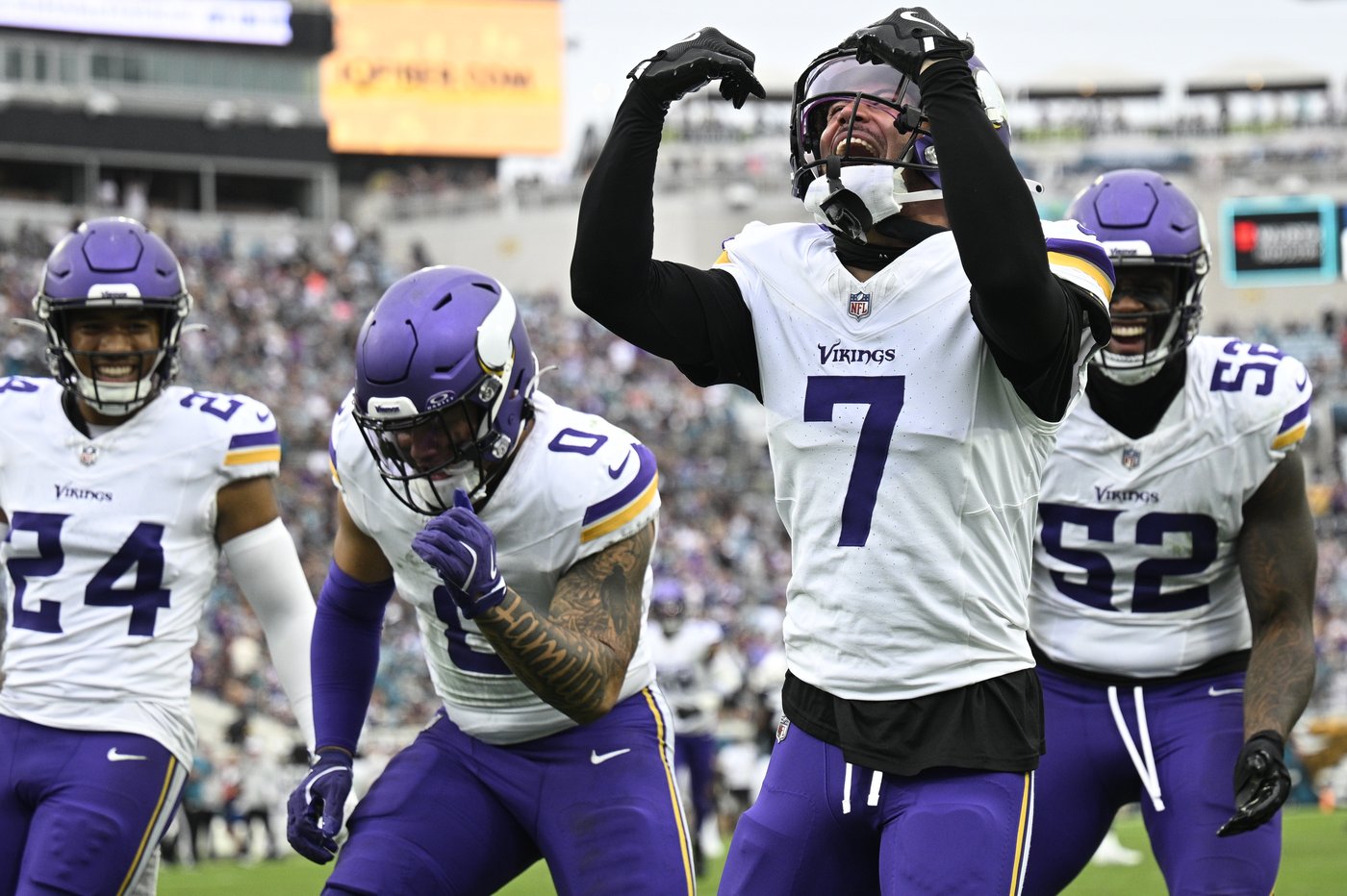 Stingy Vikings hold the clawless Jaguars to 143 yards in a 12-7 victory and improve to 7-2 | iNFOnews.ca Stingy Vikings hold the clawless Jaguars to 143 yards in a 12-7 victory and improve to 7-2 | iNFOnews.ca