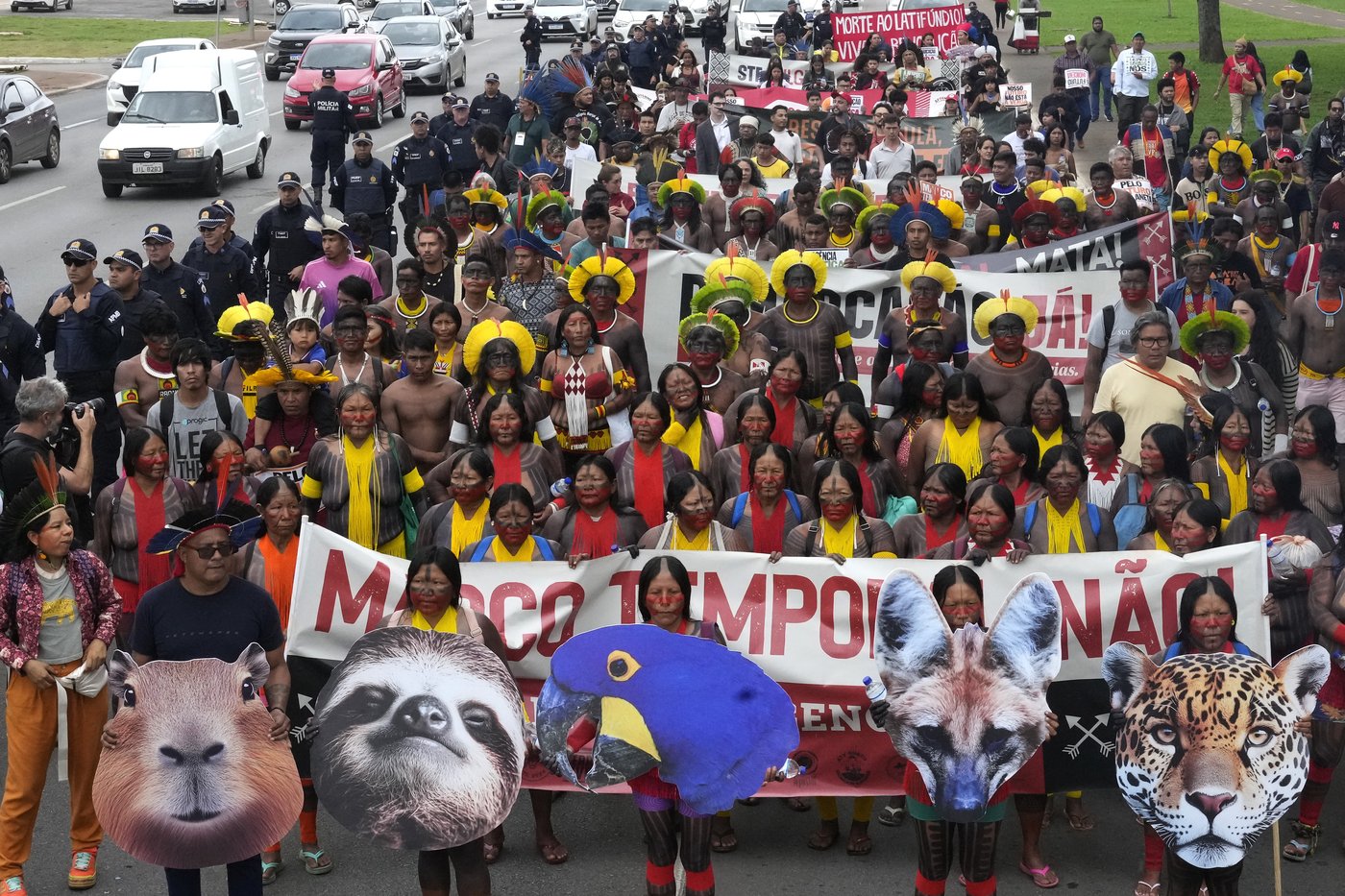 Indigenous people march in Brazil's capital against bill limiting land rights | iNFOnews.ca