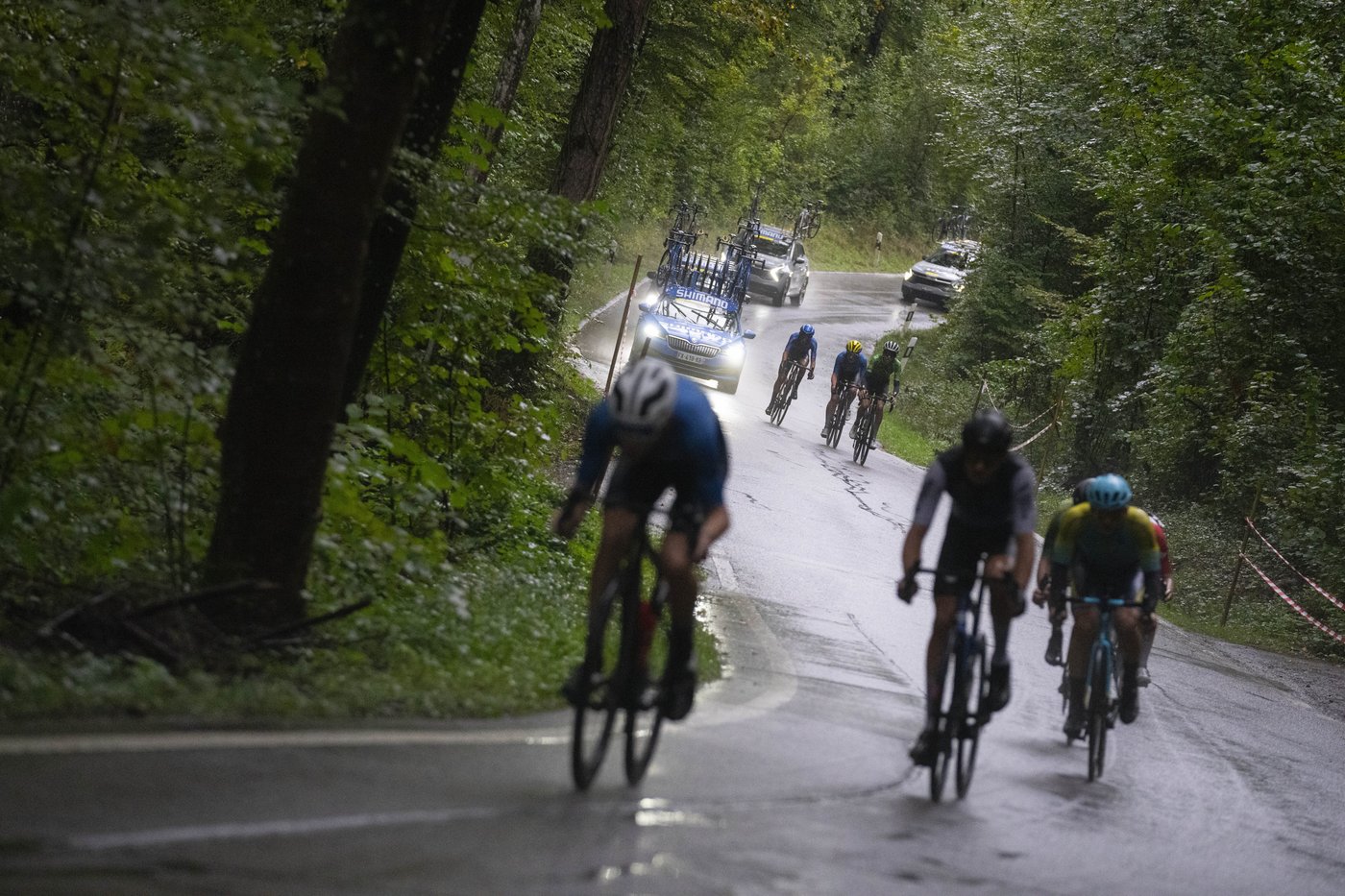 Swiss cyclist sustains serious head injury in fall during women's junior road race at worlds | iNFOnews.ca