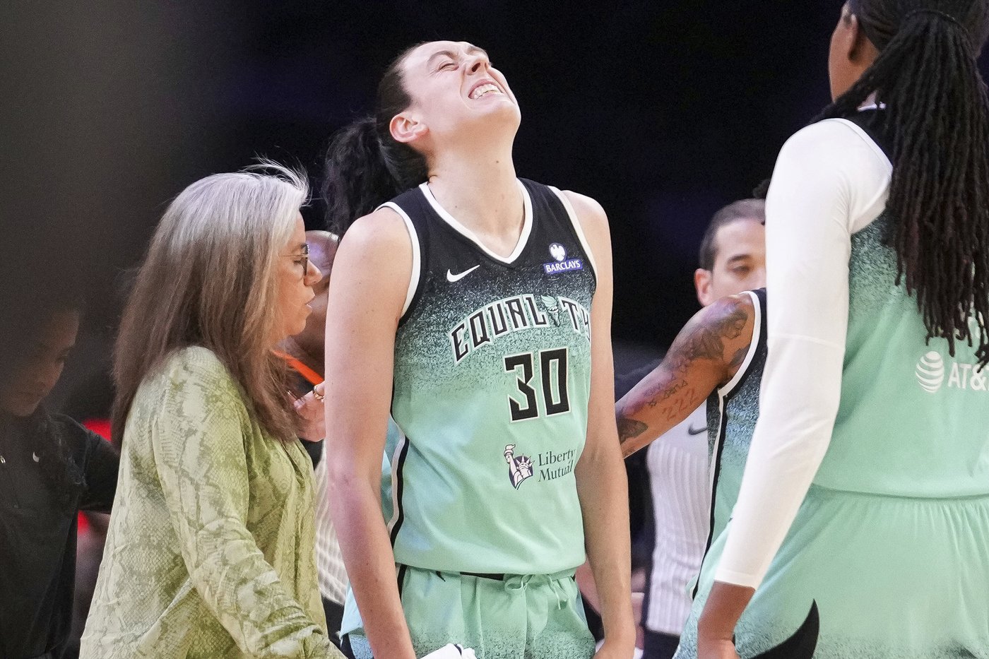 Liberty's Breanna Stewart questionable for Game 2 after injuring left knee in playoff opener | iNFOnews.ca Liberty's Breanna Stewart questionable for Game 2 after injuring left knee in playoff opener | iNFOnews.ca