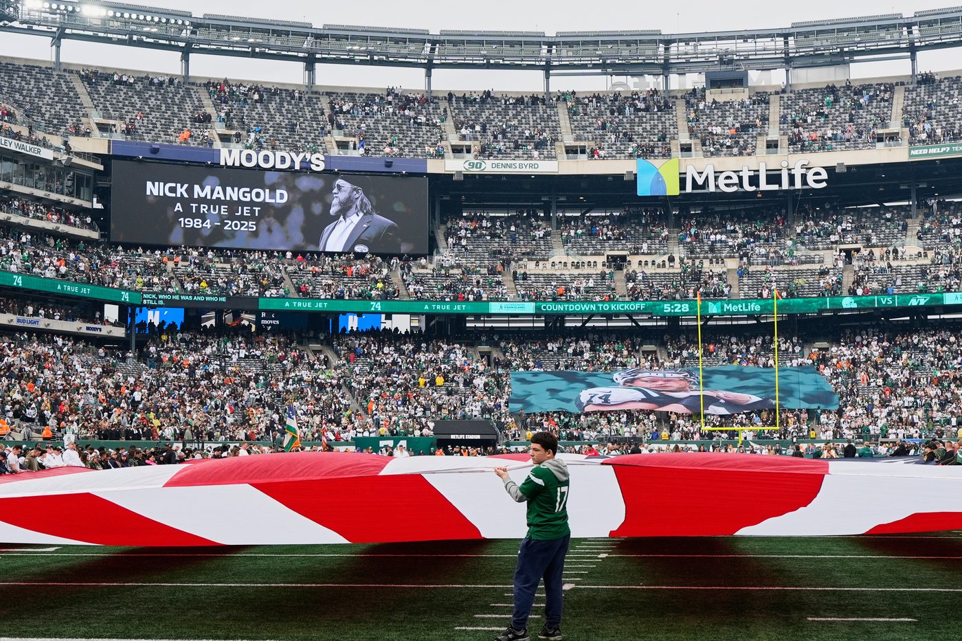 Jets honor late Nick Mangold with tribute before game against Browns | iNFOnews.ca