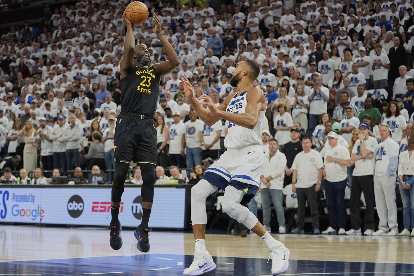 Warriors take Game 1 from cold-shooting Wolves 99-88 despite Curry's departure with hamstring strain | iNFOnews.ca Warriors take Game 1 from cold-shooting Wolves 99-88 despite Curry's departure with hamstring strain | iNFOnews.ca
