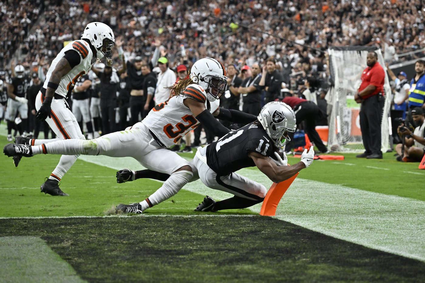 Receivers help Raiders open up their running game for the first time this season | iNFOnews.ca