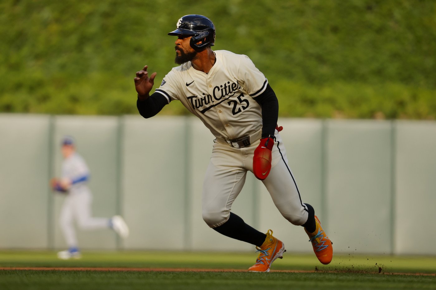 Twins top Cubs 8-1 behind strong start from Simeon Woods Richardson and late power surge | iNFOnews.ca