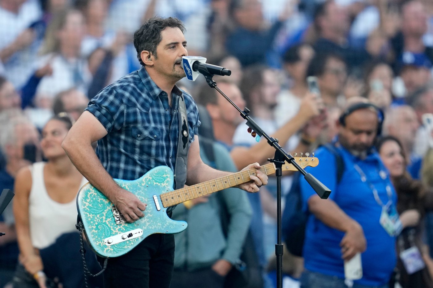 Brad Paisley says he's 'Mr. More Baseball' after performing at another World Series marathon game | iNFOnews.ca