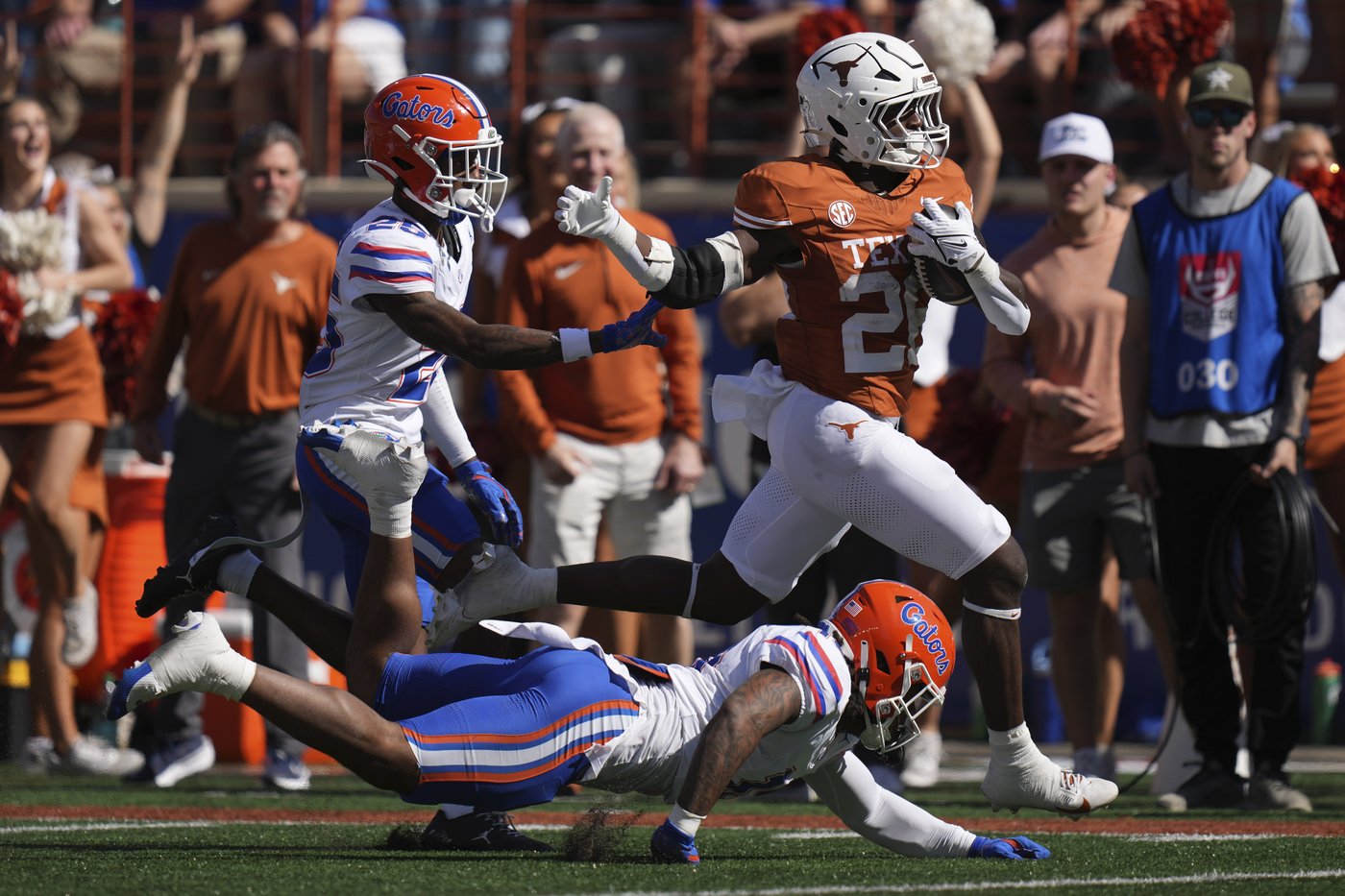 Ewers' 5 TD passes lead No. 5 Texas in 49-17 rout of struggling Florida | iNFOnews.ca Ewers' 5 TD passes lead No. 5 Texas in 49-17 rout of struggling Florida | iNFOnews.ca