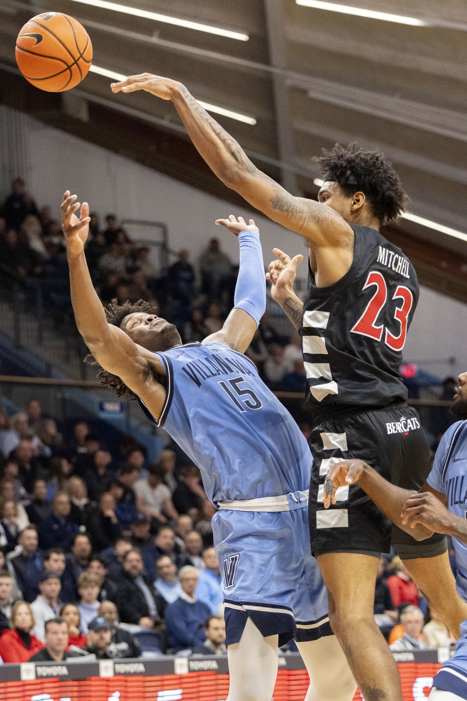 Eric Dixon scores 31 points, Villanova beats No. 14 Cincinnati 68-60 | iNFOnews.ca