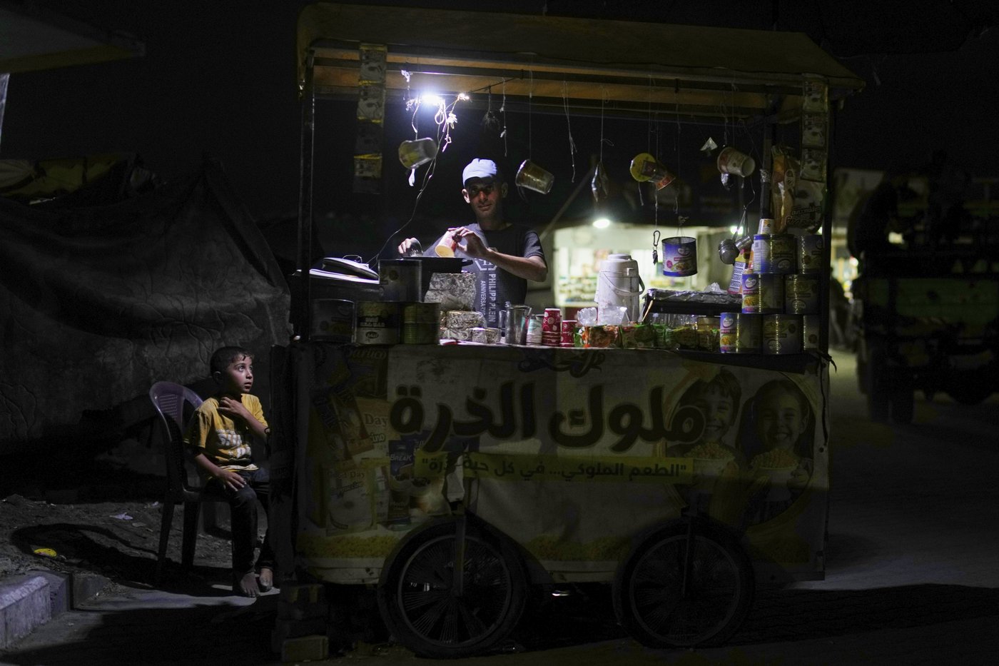 Photos in Gaza City, where the beach offers fleeting respite as war and famine grind on | iNFOnews.ca