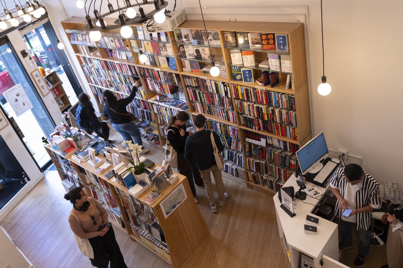As China cracks down on bookstores at home, Chinese-language booksellers are flourishing overseas | iNFOnews.ca