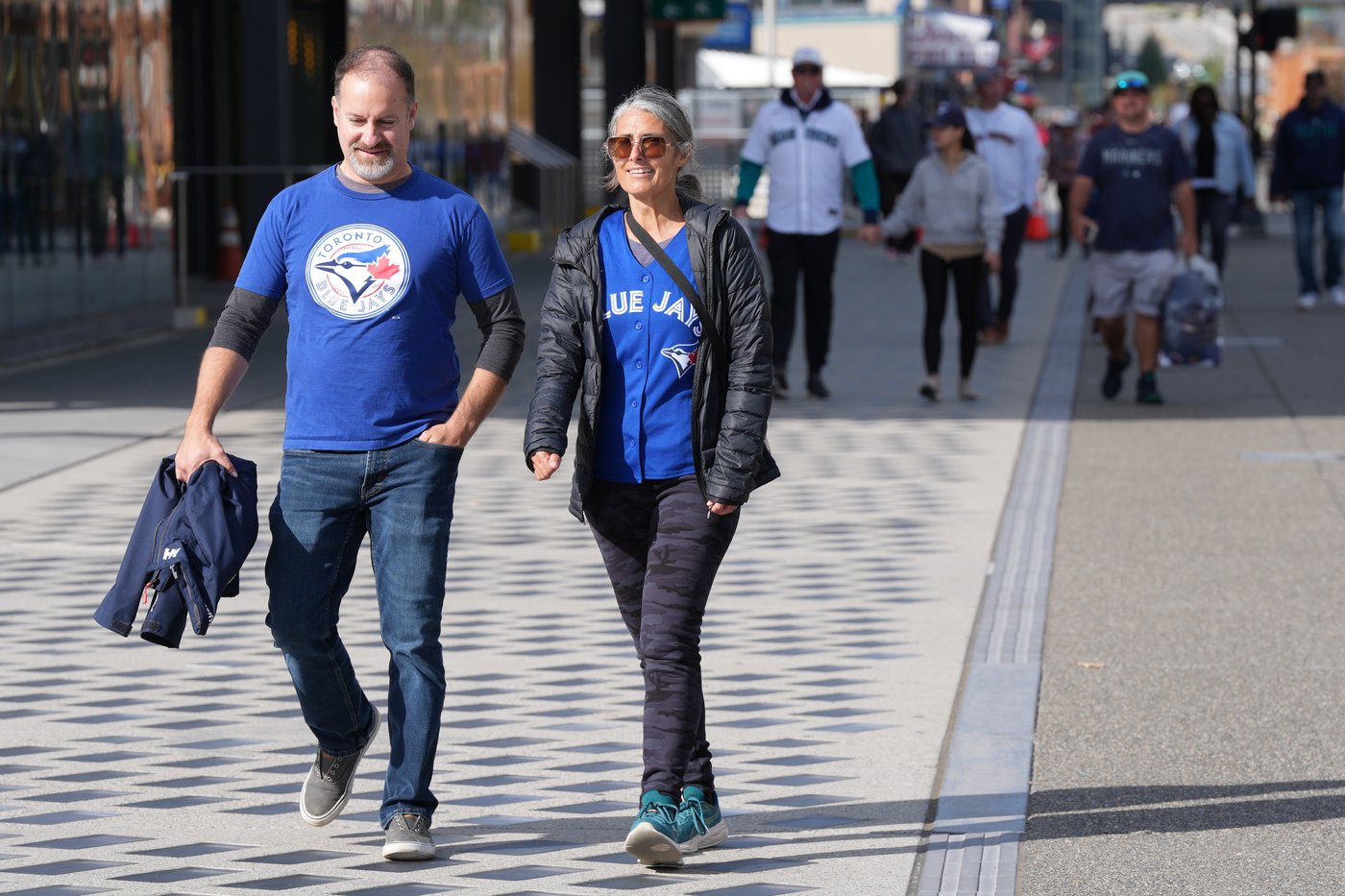 Blue Jays fans arrive in Seattle for ALCS Game 3 against the Mariners | iNFOnews.ca