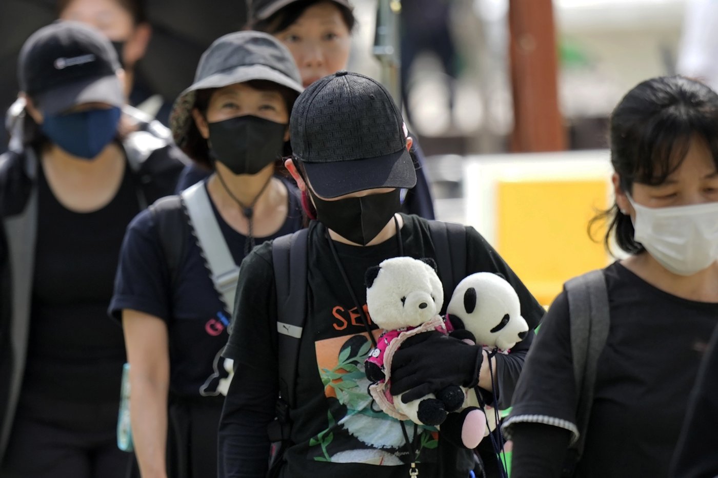 Japanese fans bid farewell to beloved panda pair before their return to China | iNFOnews.ca