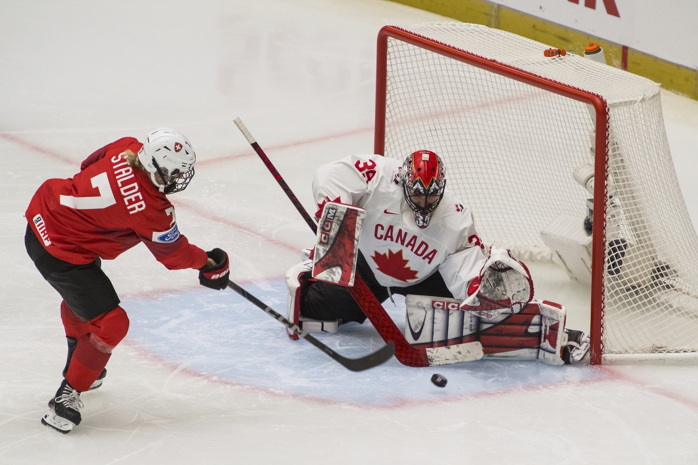 Canada blanks Swiss 4-0, reloads for U.S. and host Czechs in women's world hockey | iNFOnews.ca