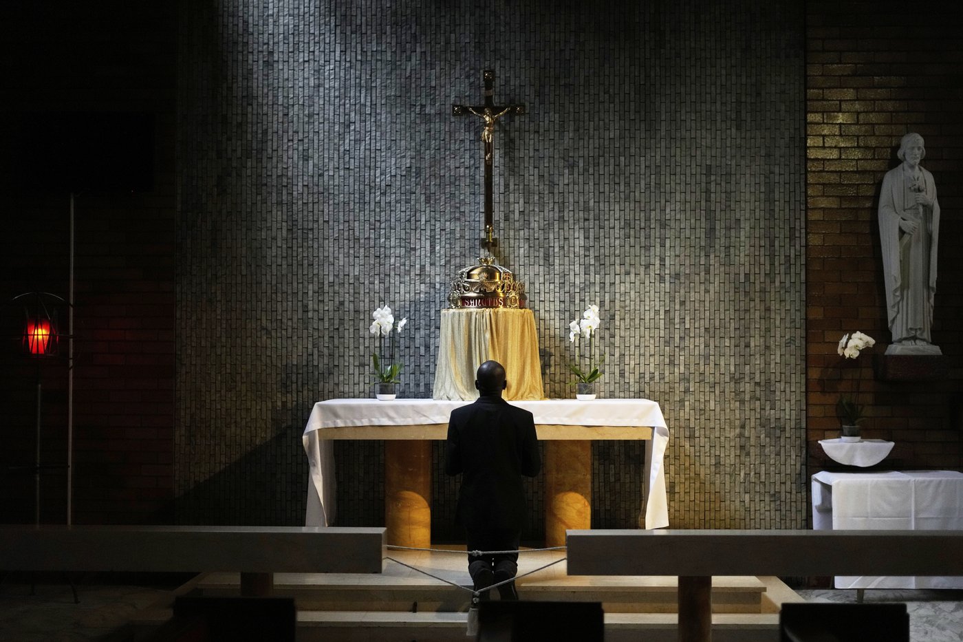 Catholic faithful pay their final respects to Pope Francis as public viewing begins | iNFOnews.ca Catholic faithful pay their final respects to Pope Francis as public viewing begins | iNFOnews.ca