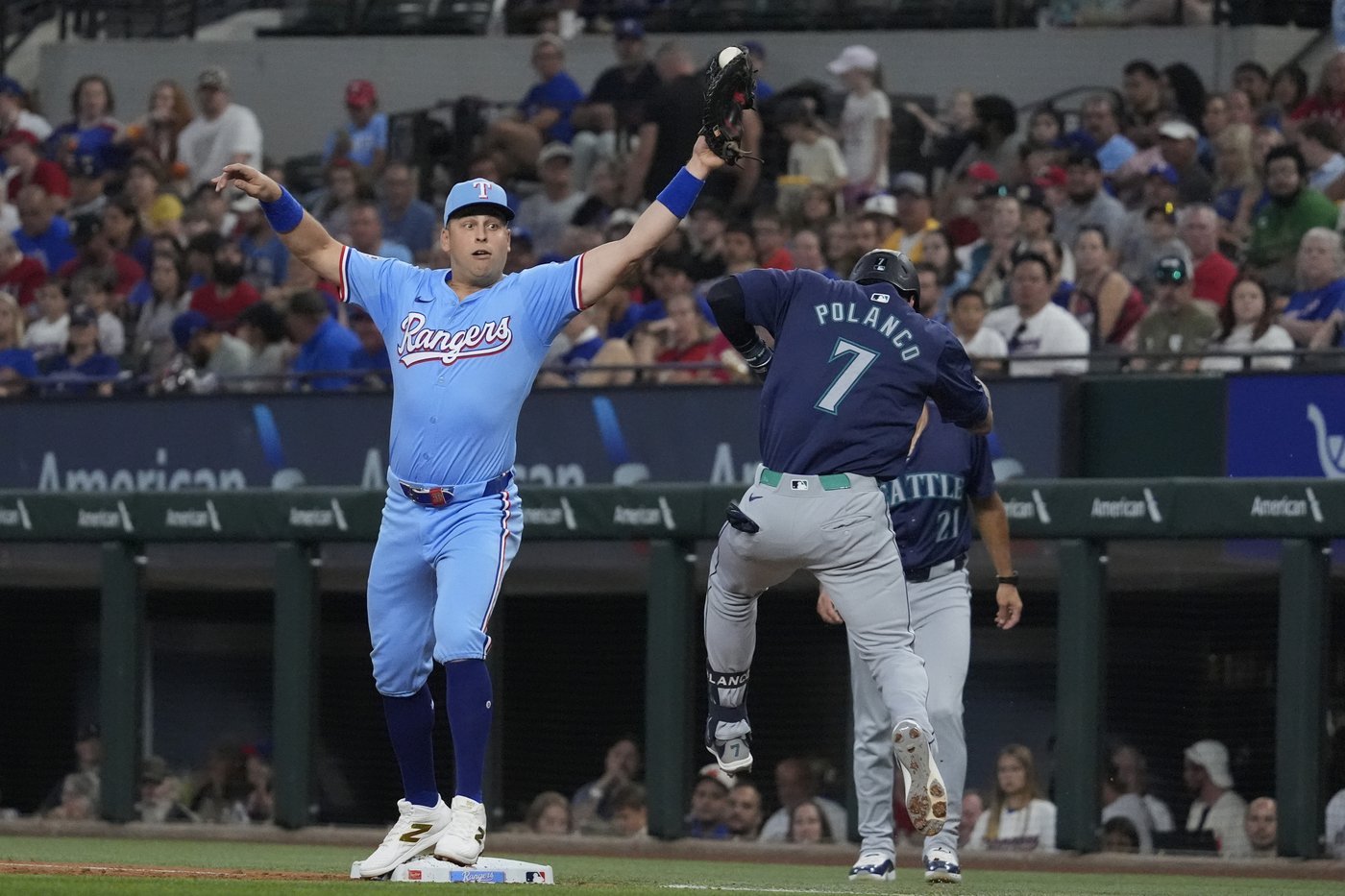 Semien's RBI single gives the Rangers a 6-5 walk-off win over the wild card-chasing Mariners | iNFOnews.ca