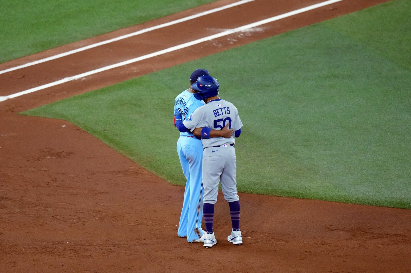 Photo Gallery: Dodgers beat Jays 3-1 to force Game 7 | iNFOnews.ca