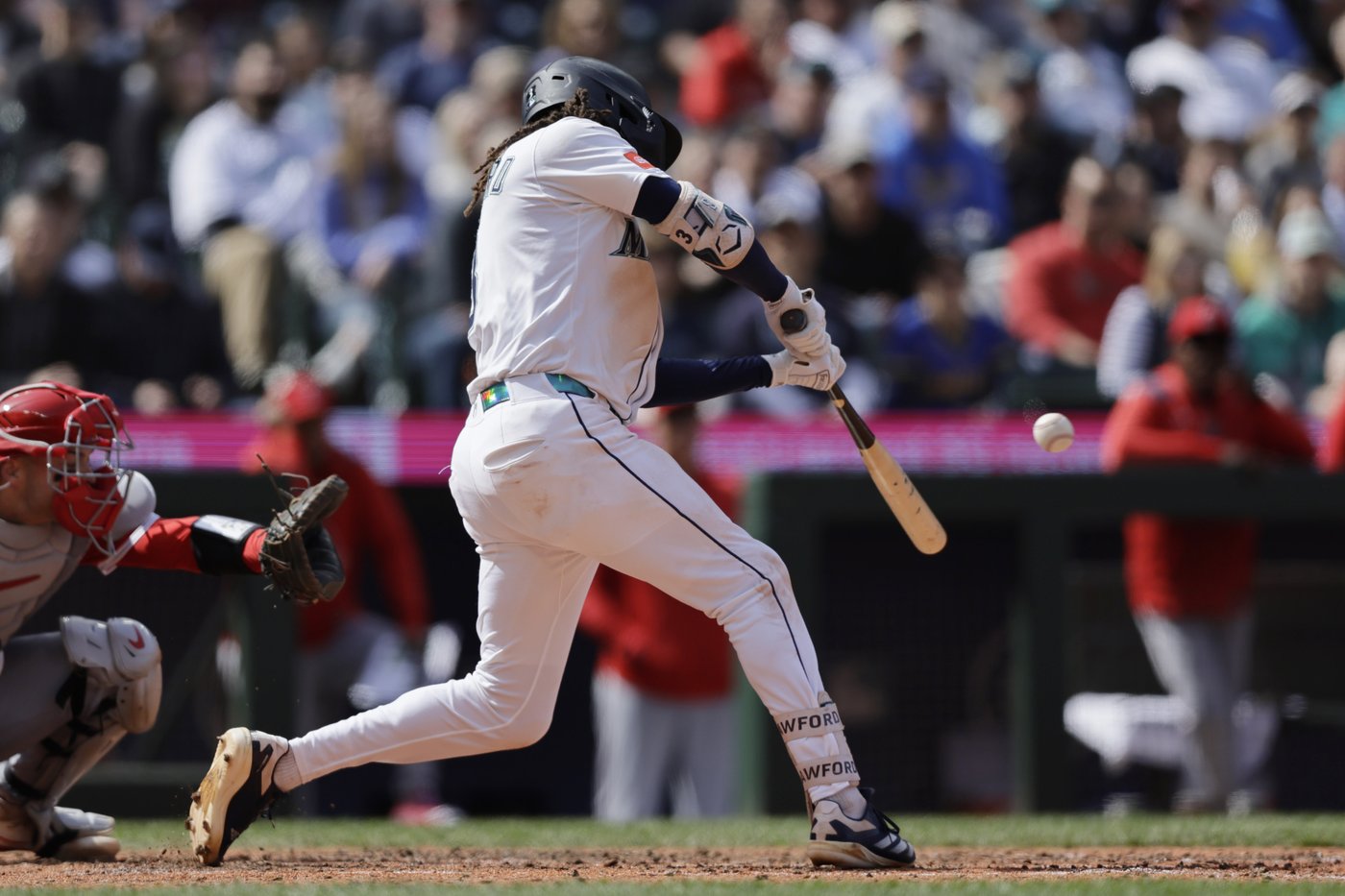 Surging Mariners beat Angels 9-3; Trout leaves game early with sore knee | iNFOnews.ca