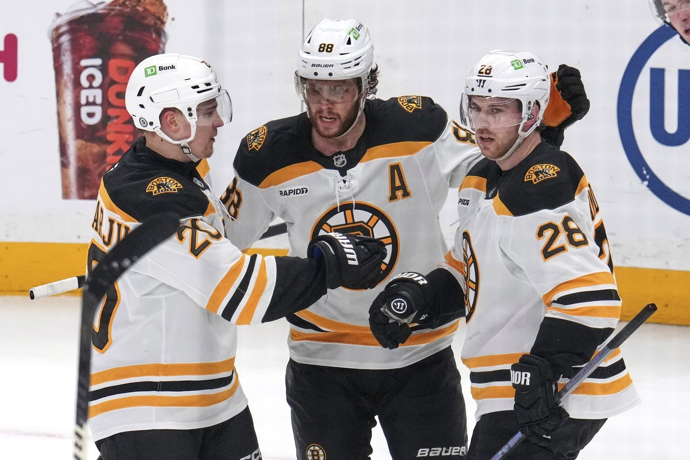Lindholm and Korpisalo lead Bruins to 4-1 victory over Penguins | iNFOnews.ca