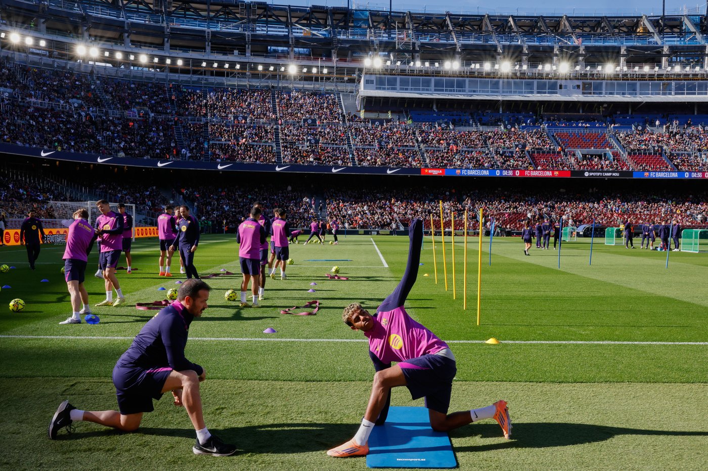 Barcelona trains at Camp Nou for first time in over 2 years as stadium remodeling continues | iNFOnews.ca Barcelona trains at Camp Nou for first time in over 2 years as stadium remodeling continues | iNFOnews.ca