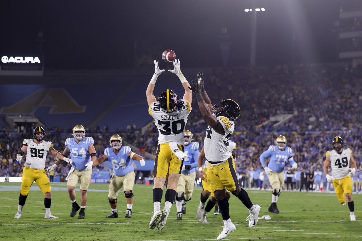 Garbers, Schwesinger lead UCLA past Iowa 20-17 for Bruins' 3rd straight win | iNFOnews.ca Garbers, Schwesinger lead UCLA past Iowa 20-17 for Bruins' 3rd straight win | iNFOnews.ca