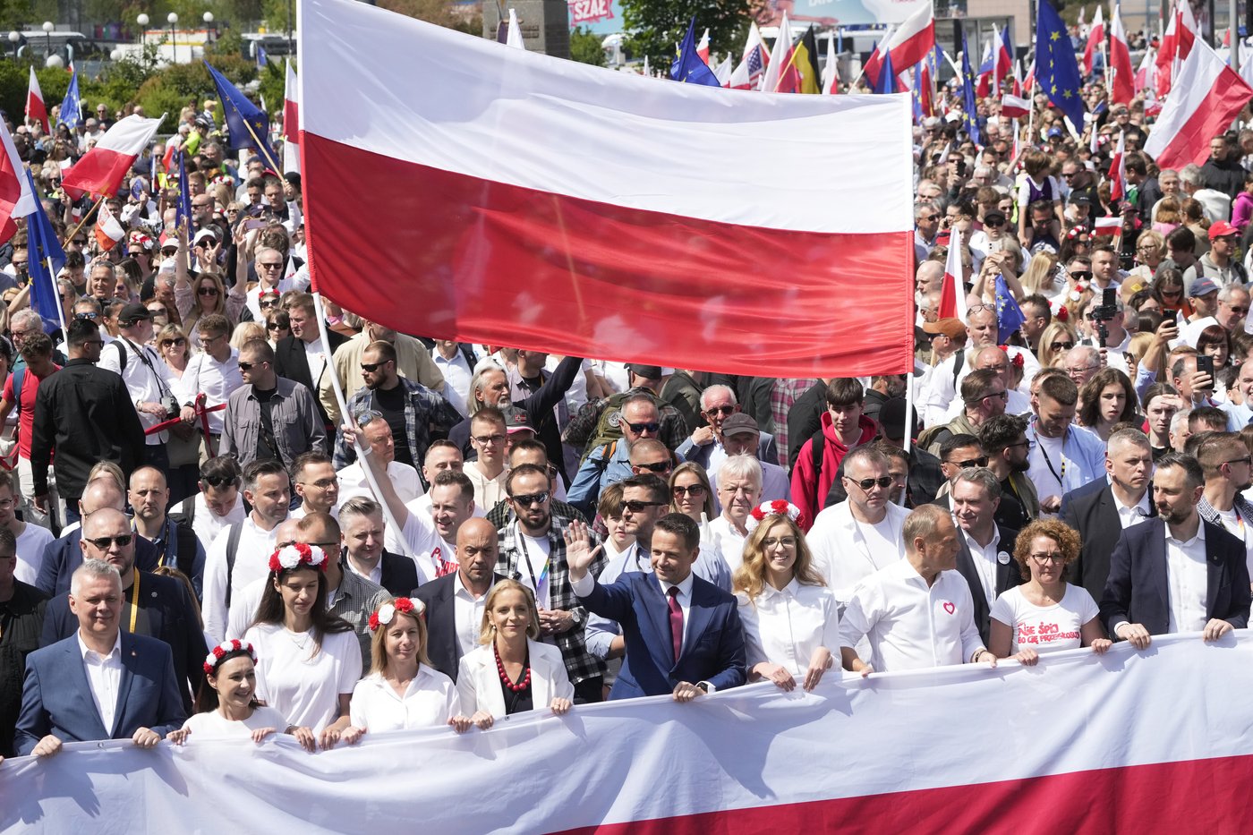 Tens of thousands join rival rallies in Warsaw as Poland's presidential runoff nears | iNFOnews.ca