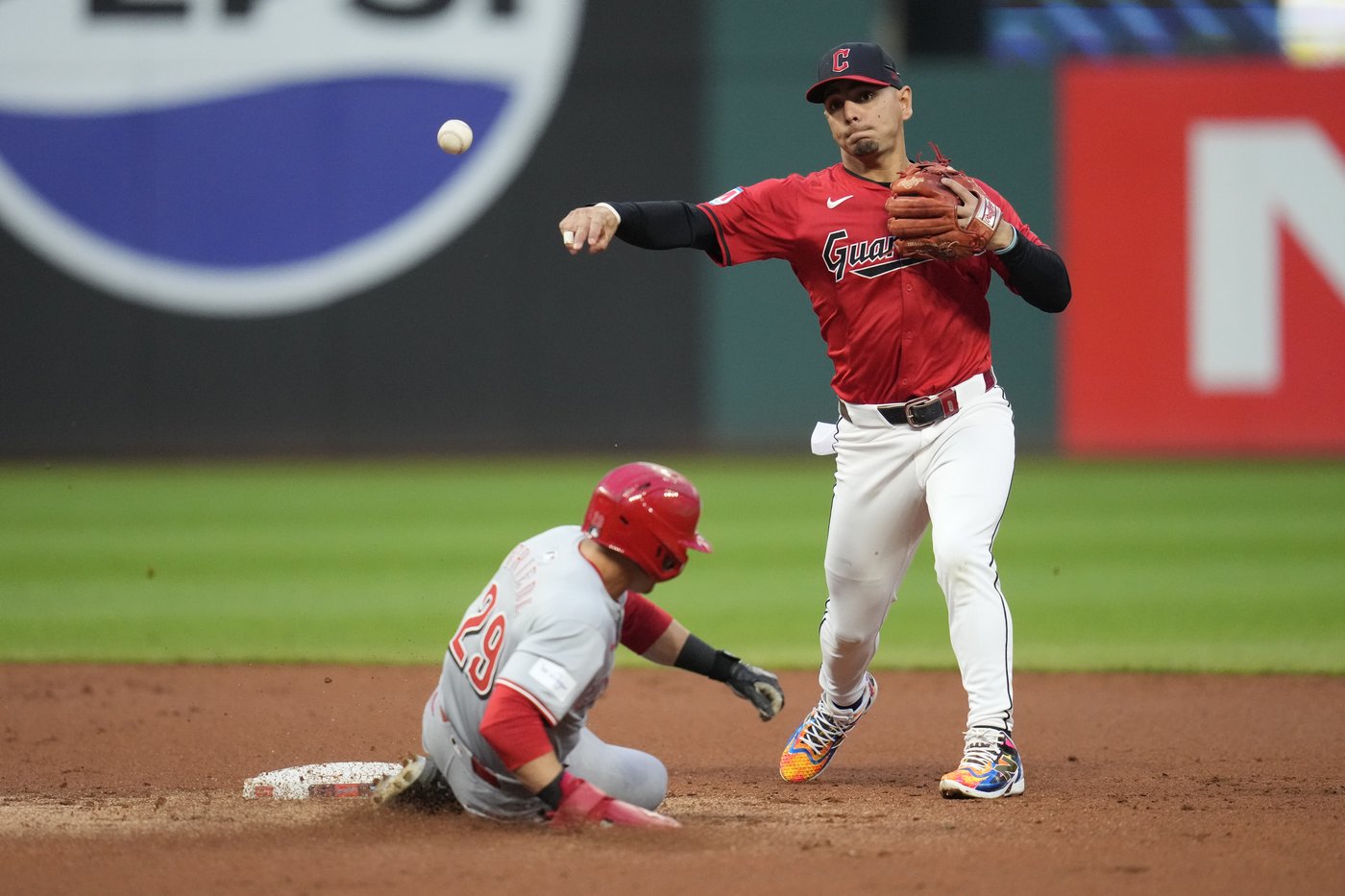 AL Central champion Guardians clinch first-round bye in postseason with 6-1 victory over Reds | iNFOnews.ca