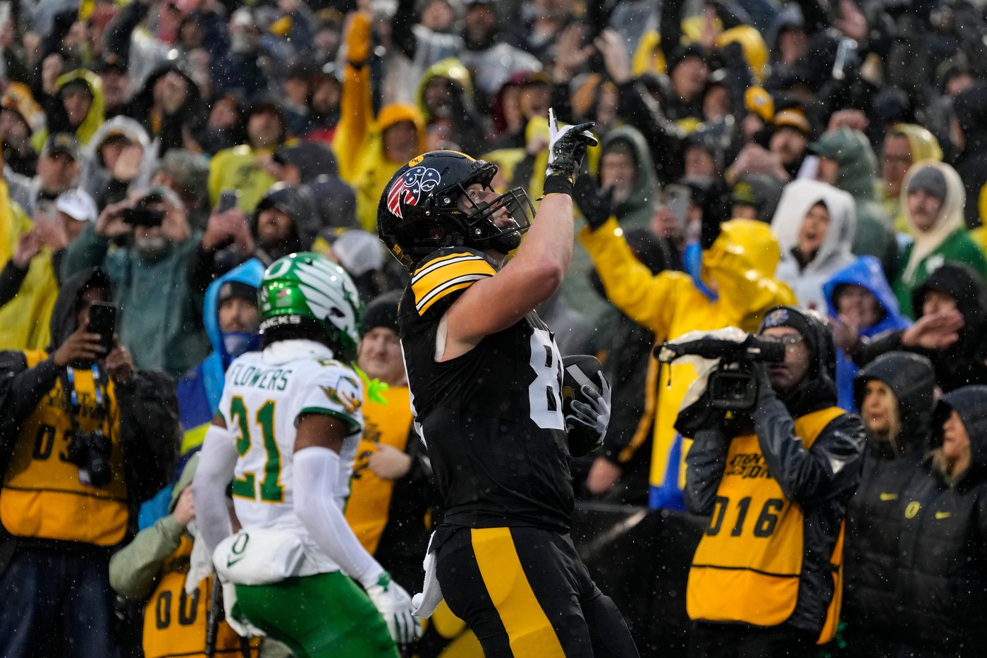 No. 6 Oregon escapes with 18-16 win over Iowa on Sappington's field goal with 3 seconds left | iNFOnews.ca No. 6 Oregon escapes with 18-16 win over Iowa on Sappington's field goal with 3 seconds left | iNFOnews.ca