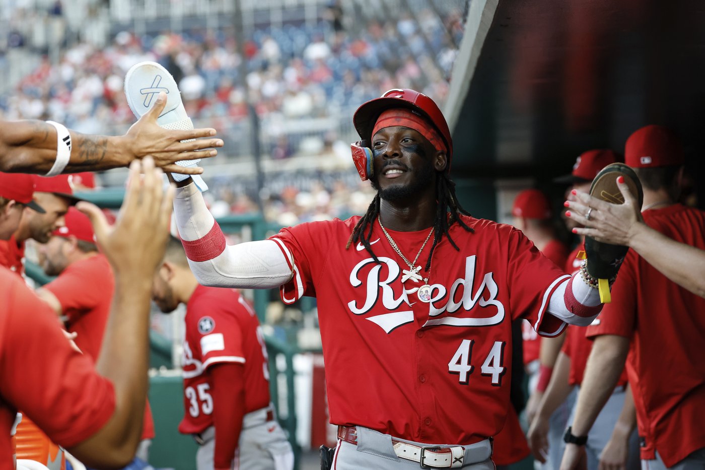 Reds' Elly De La Cruz tries on manager Terry Francona's glasses in lighthearted moment | iNFOnews.ca Reds' Elly De La Cruz tries on manager Terry Francona's glasses in lighthearted moment | iNFOnews.ca