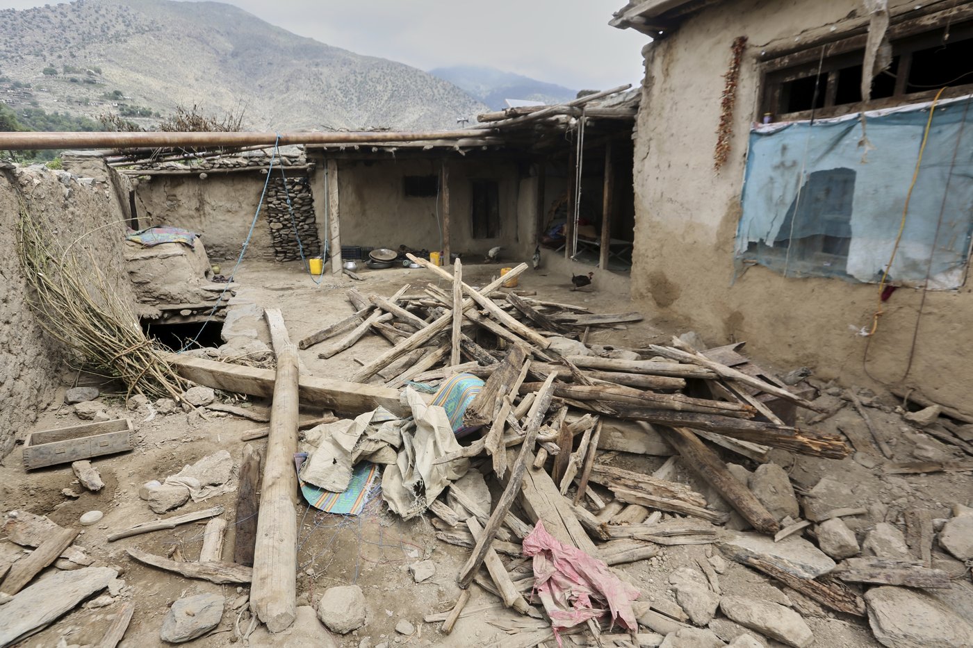 Rescuers race to find Afghan quake survivors as death toll passes 1,400 | iNFOnews.ca